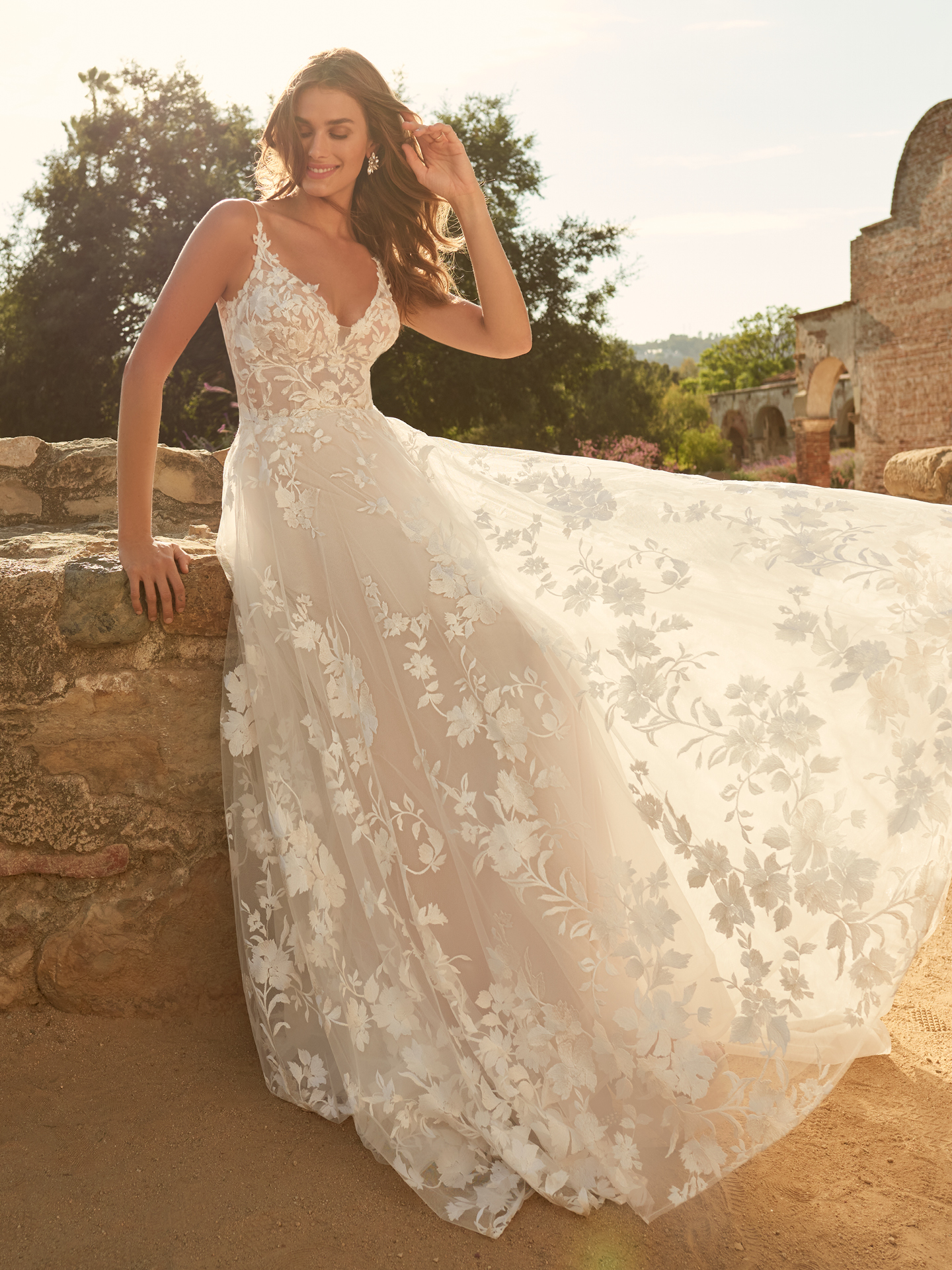 Mariée portant une robe de mariée trapèze en dentelle appelée Winter par Maggie Sottero