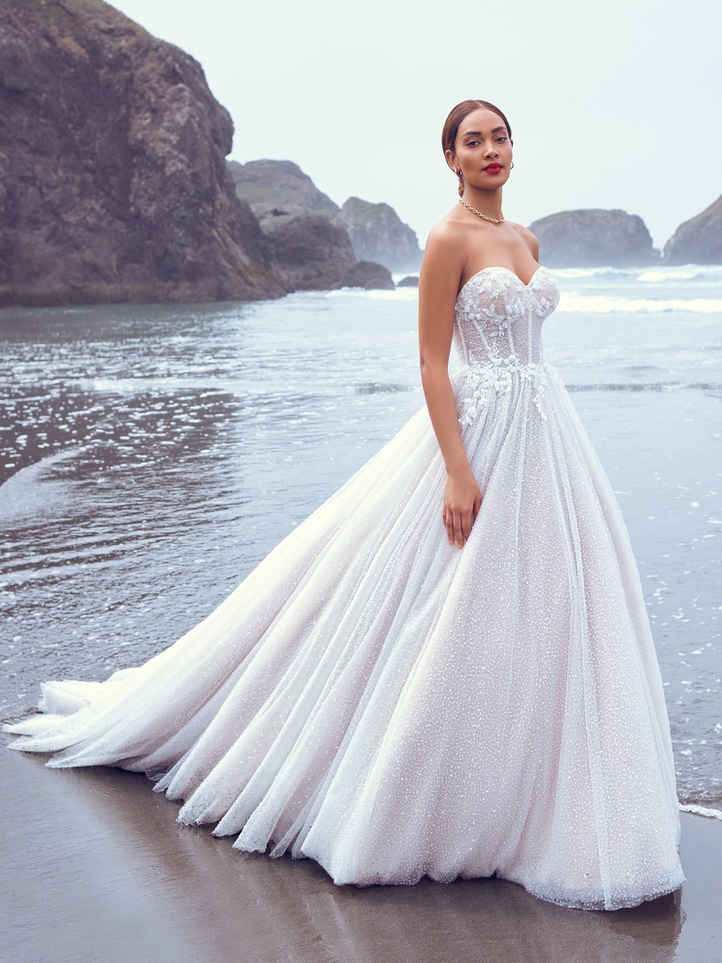 Mariée portant une robe de mariée glamour appelée Shasta par Sottero et Midgley