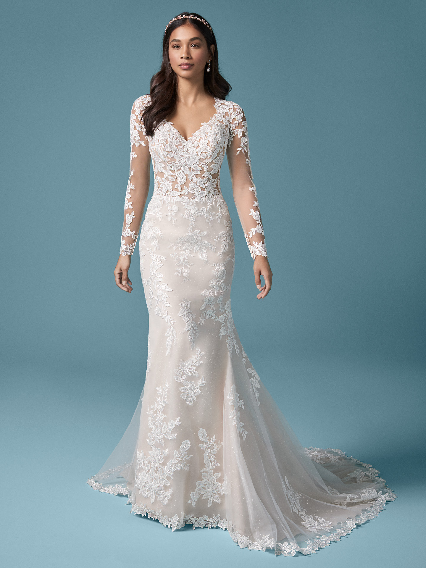 Modèle portant une robe de mariée fourreau à manches en dentelle Illusion appelée Francesca par Maggie Sottero