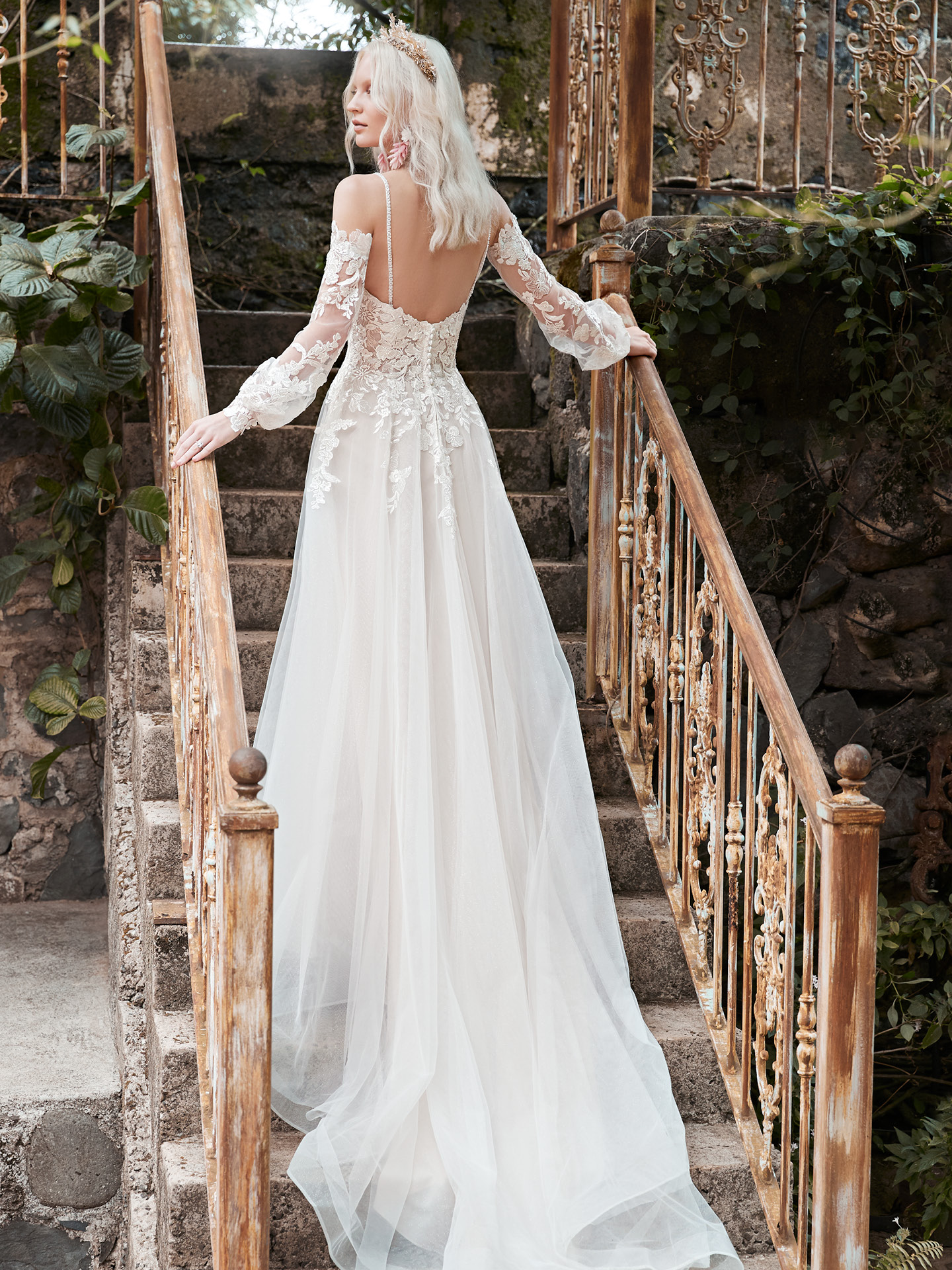 Mariée portant la robe de mariée princesse Destination Elopement appelée Stevie par Maggie Sottero