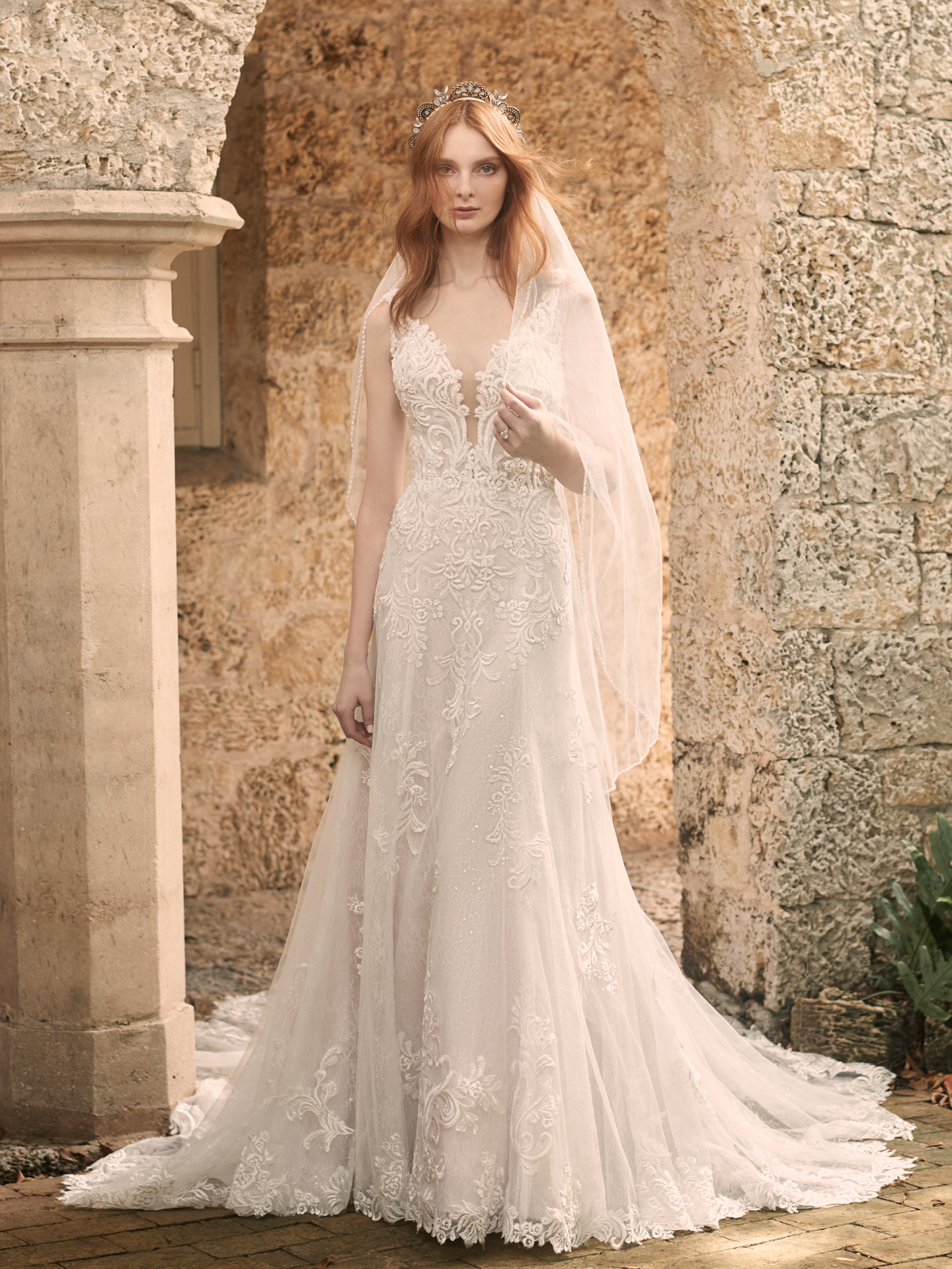 Mannequin portant une robe de mariée A-ligne en dentelle romantique appelée Johanna par Maggie Sottero