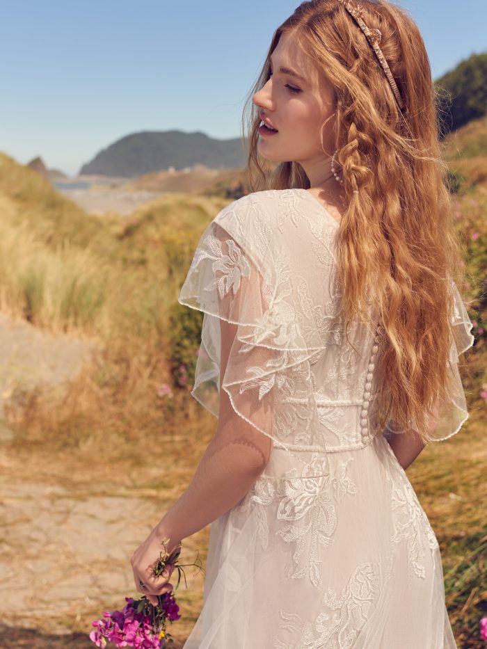 Mariée de dos vêtue d'une robe de mariée trapèze appelée Priscilla Leigh par Rebecca Ingram