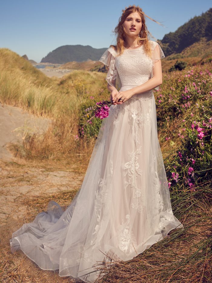 Mariée portant une robe de mariée trapèze appelée Priscilla Leigh par Rebecca Ingram