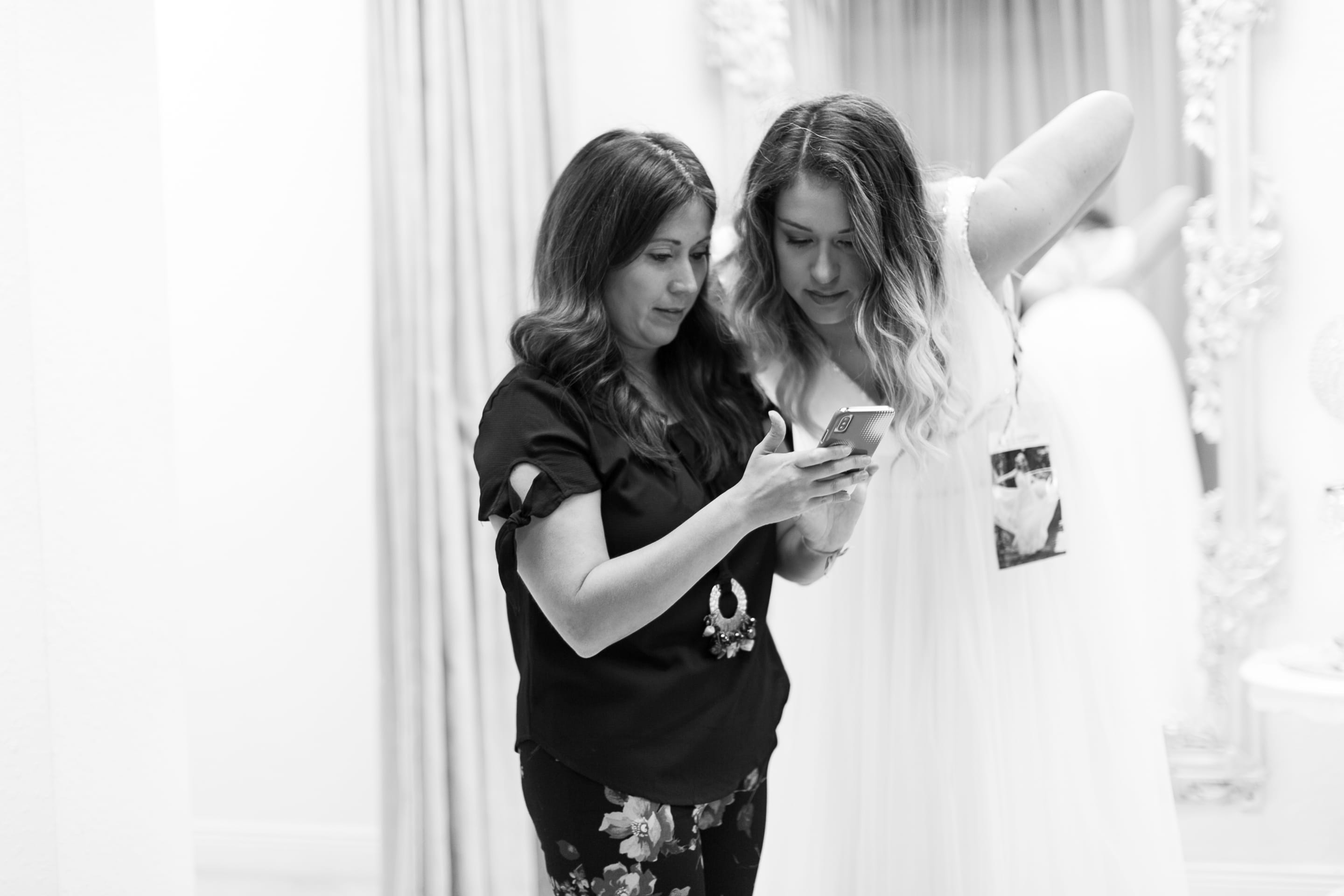 Maid of Honor Etiquette for Wedding Dress Shopping