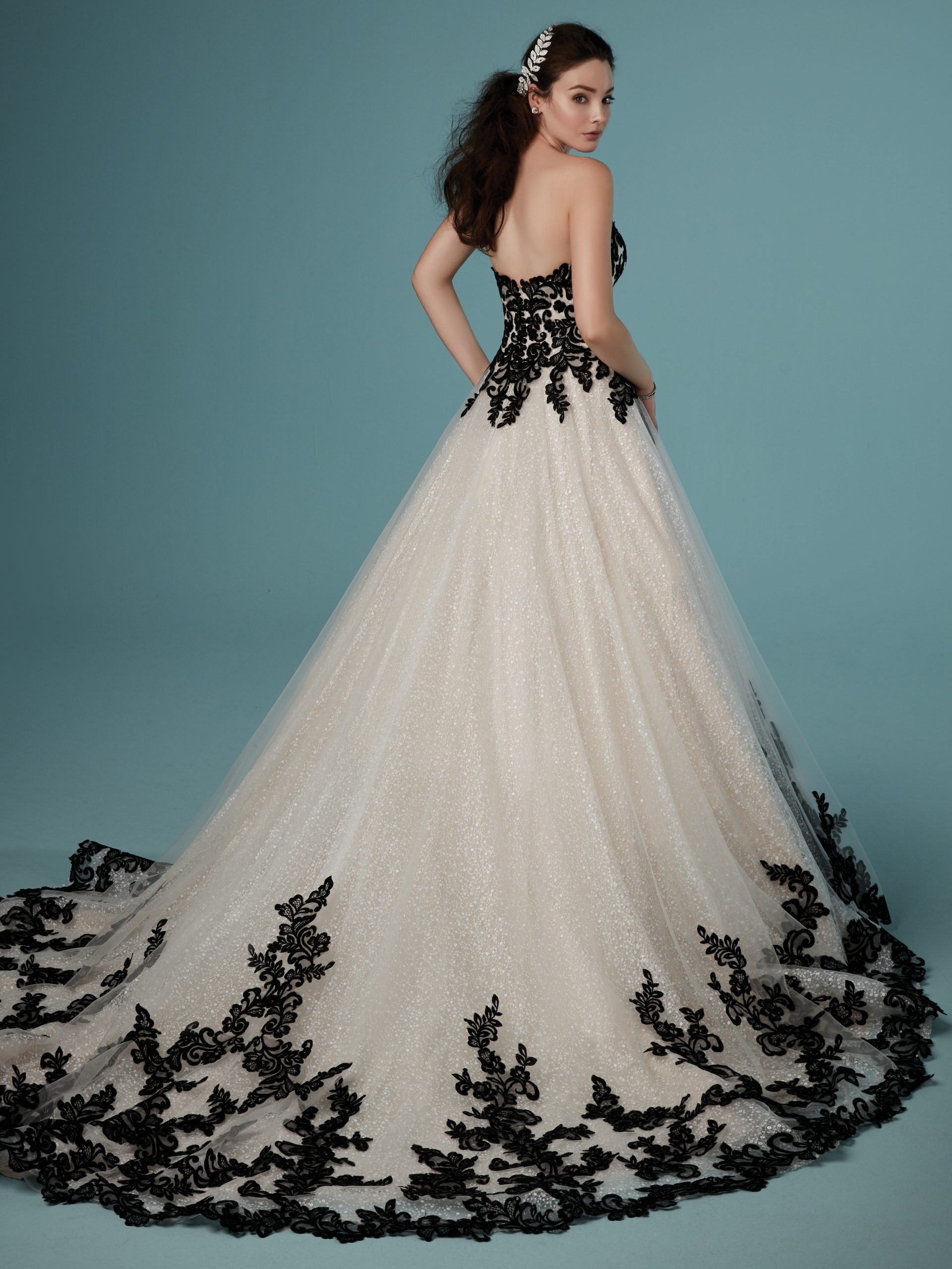 Mannequin portant une robe de mariée scintillante avec de la dentelle noire appelée Tristyn par Maggie Sottero