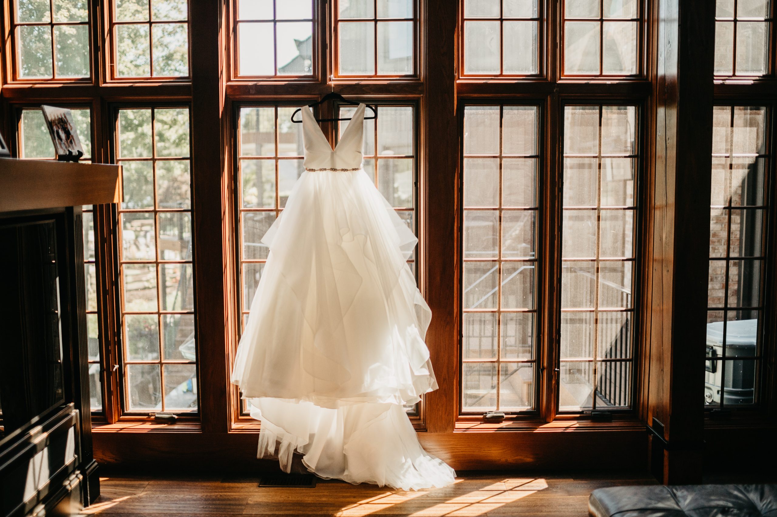 Conseils d'achat de robe de mariée sur les modifications avec une robe suspendue appelée Fatima par Maggie Sottero