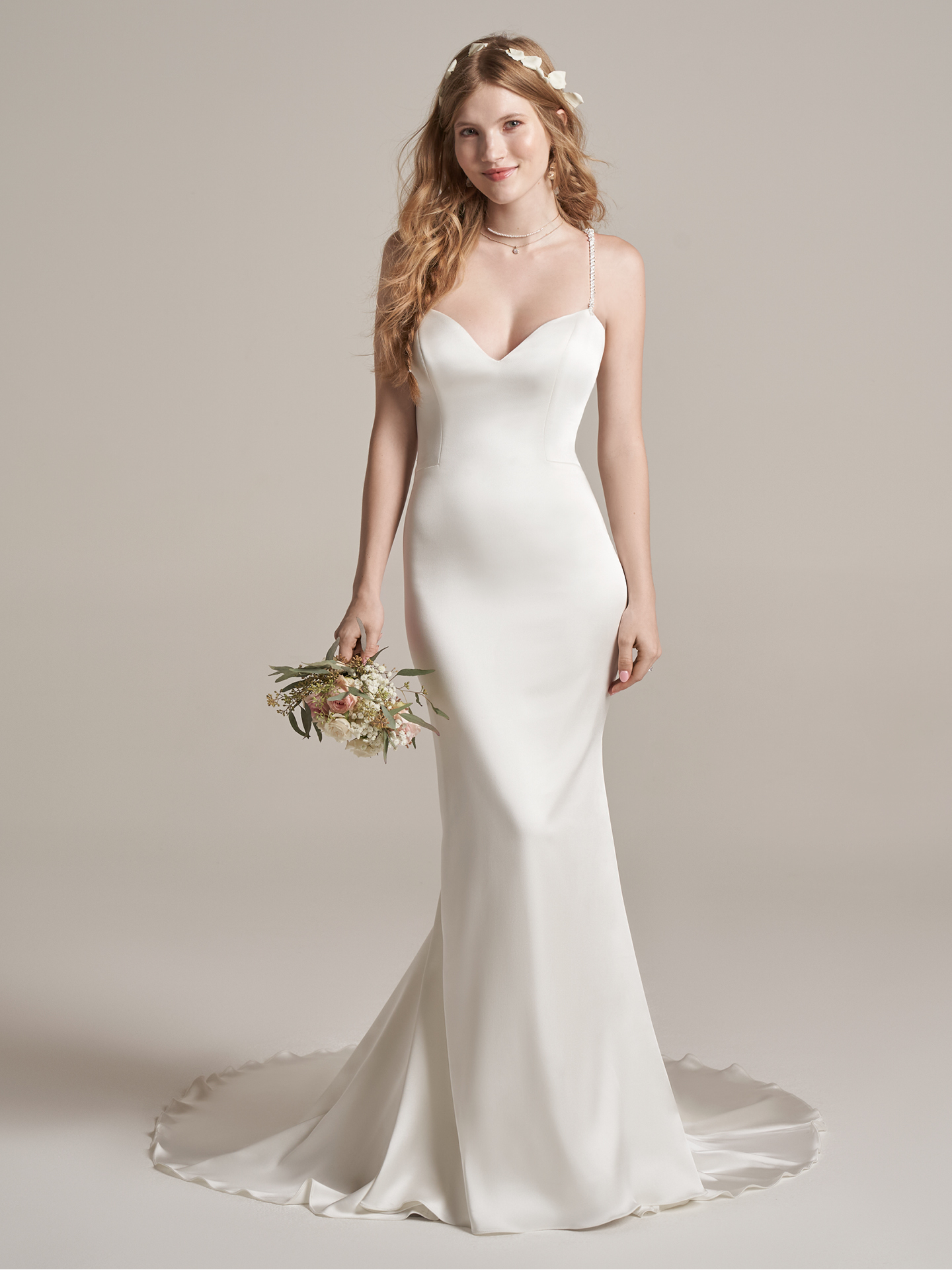 Mariée en robe de mariée fourreau en satin appelée Dinah par Rebecca Ingram