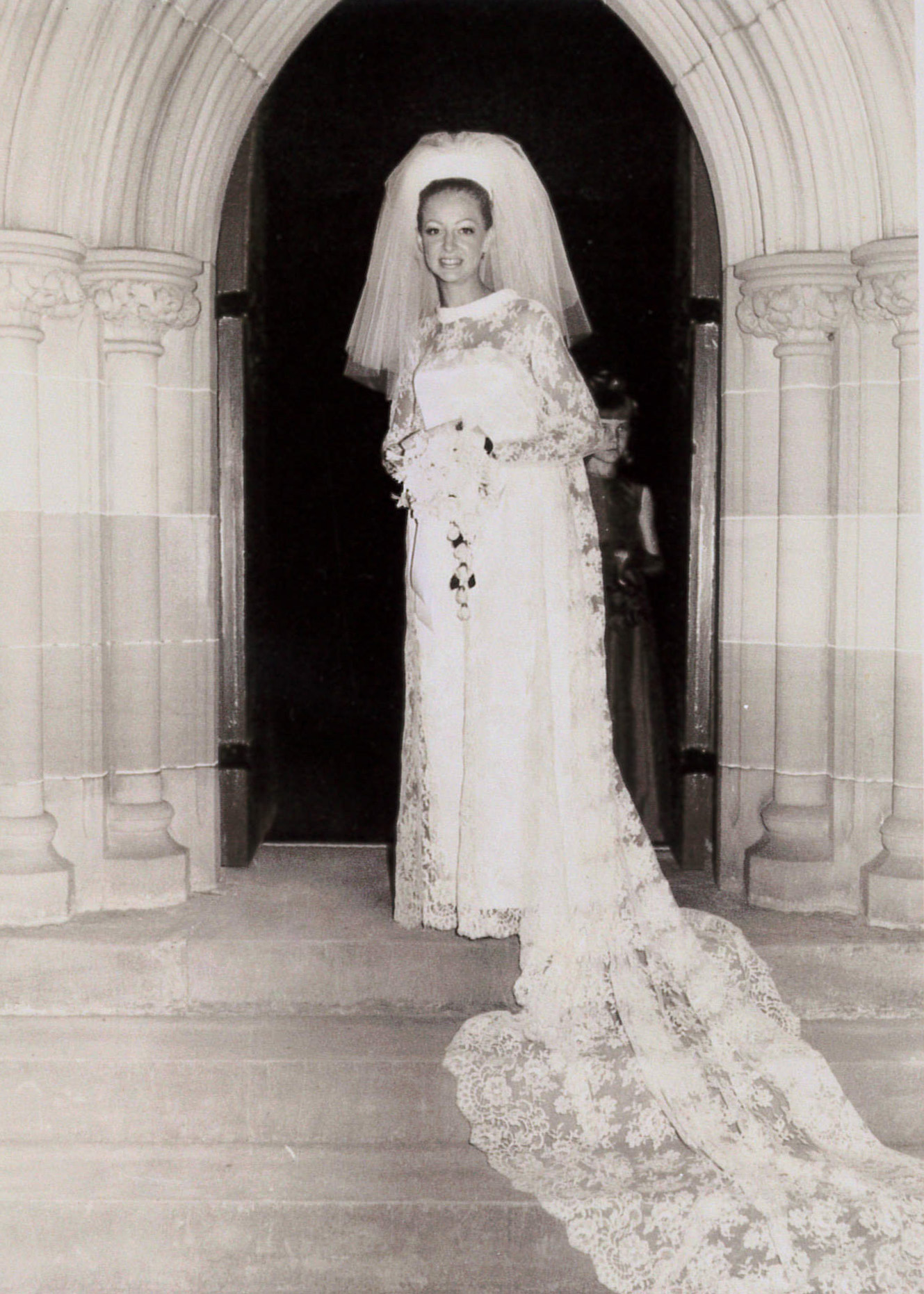 Mariée en robe de mariée vintage Maggie Sottero