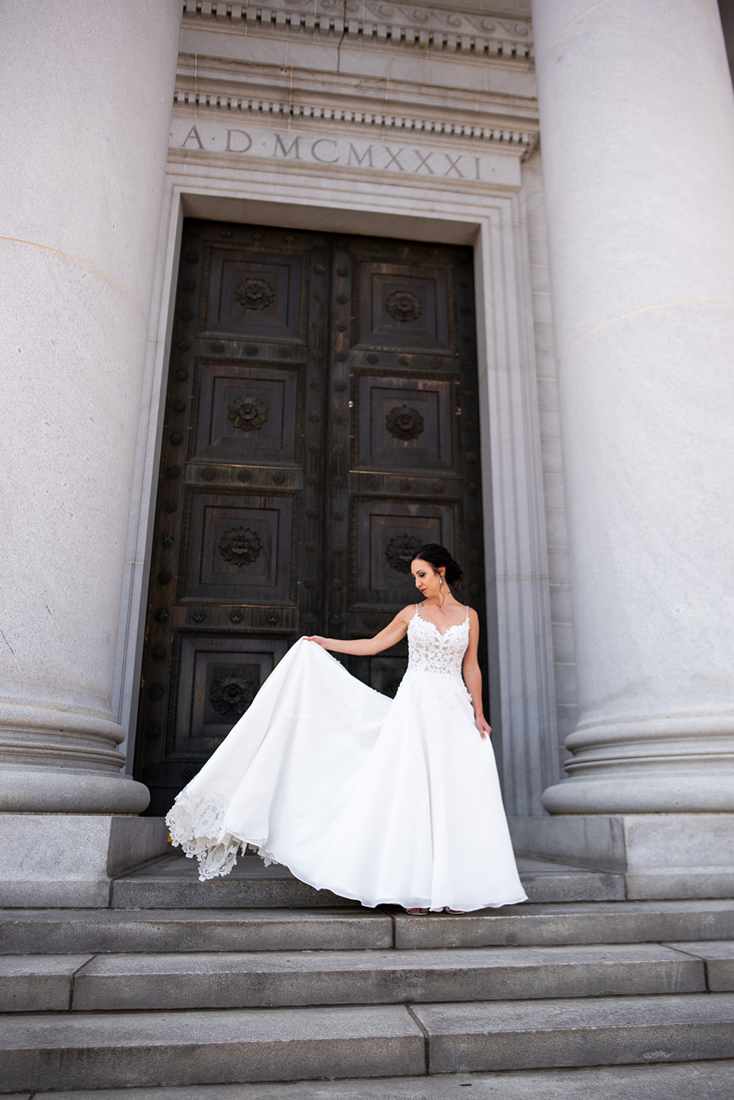 Mariée en robe de mariée A-ligne appelée Savannah par Maggie Sottero avec option de tissu de robe de mariée appelée Organza