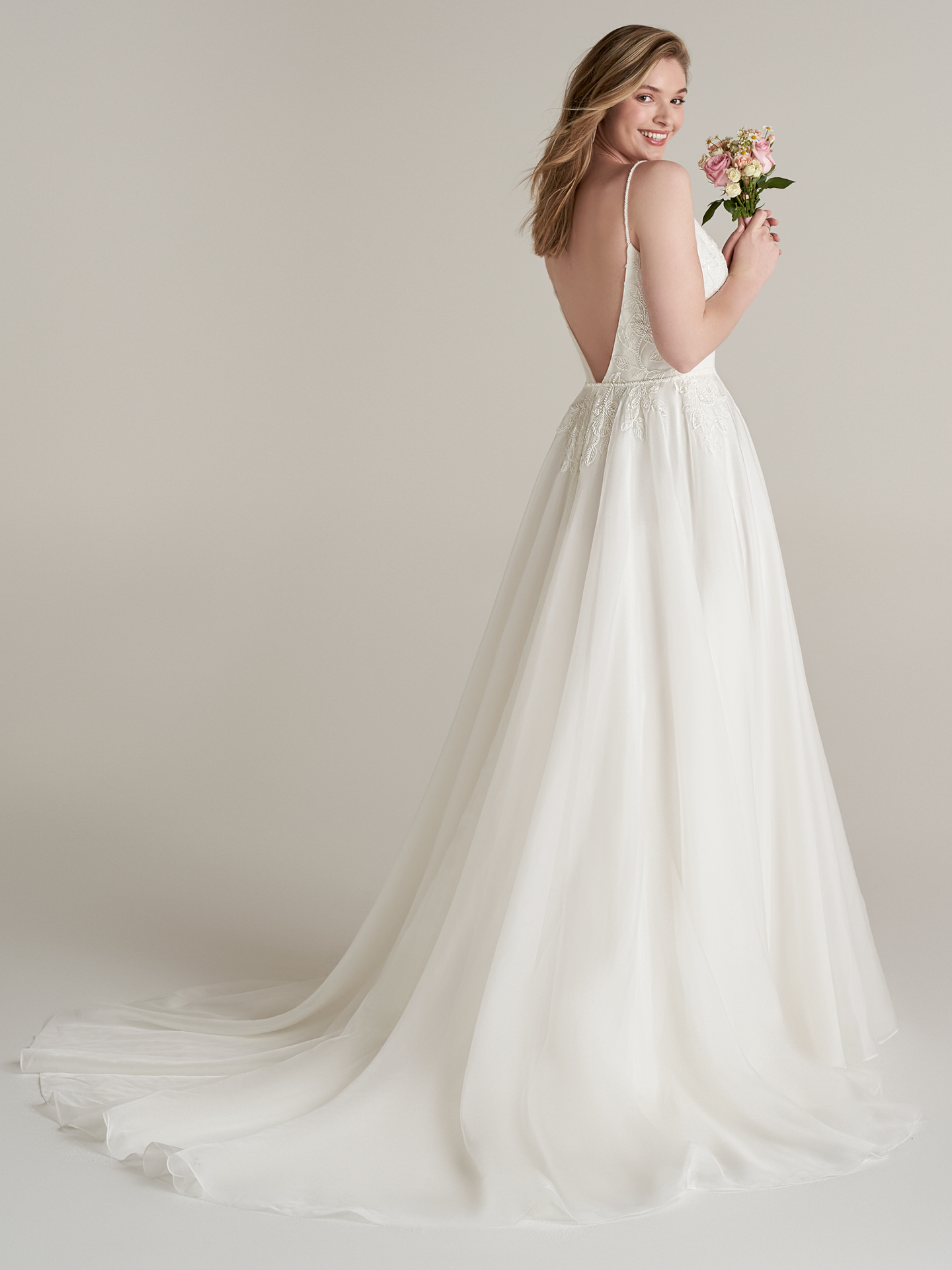 Mariée en robe de mariée classique appelée Lacey par Rebecca Ingram