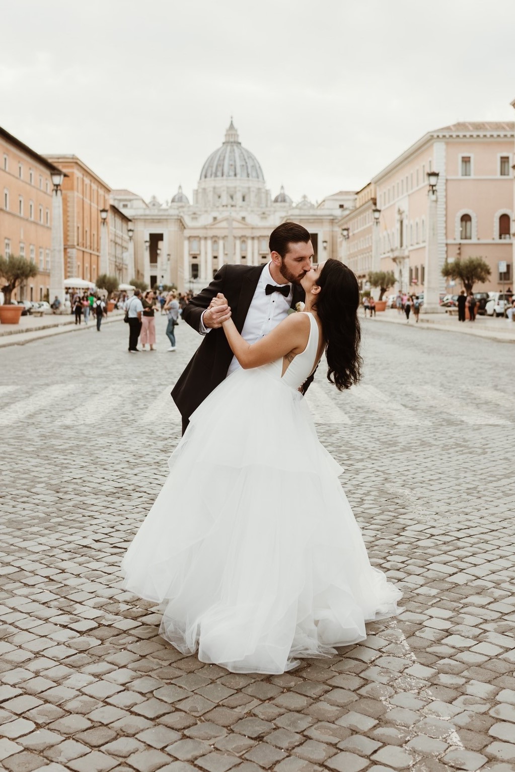 https://www.maggiesottero.com/blog/elopement-wedding-dresses-for-a-casual-ceremony/Robe de mariée mariée en destination appelée Fatima par Maggie Sottero
