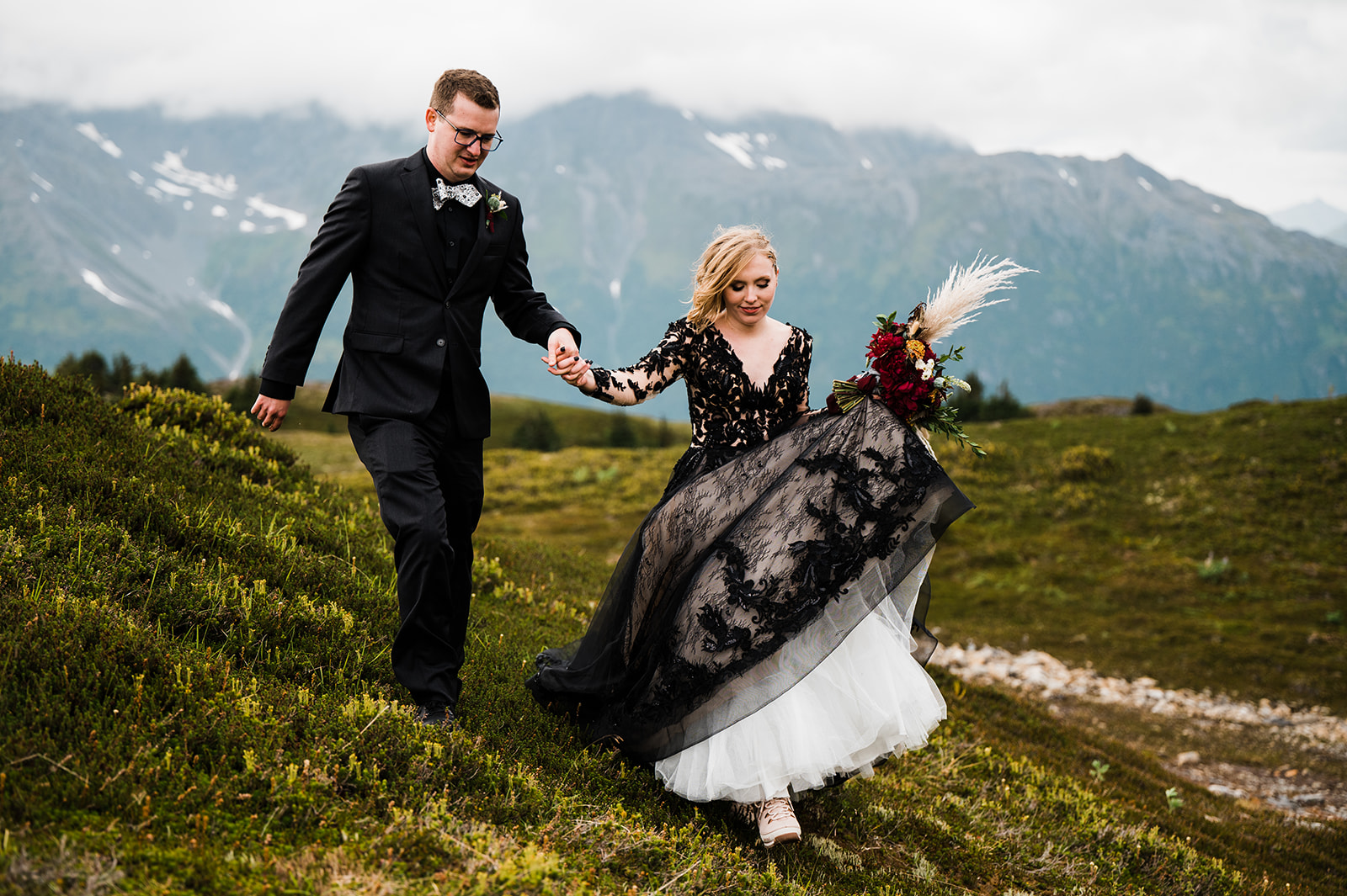 Mariée en robe de mariée noire appelée Zander par Sottero et Midgley lors d'un mariage en Alaska