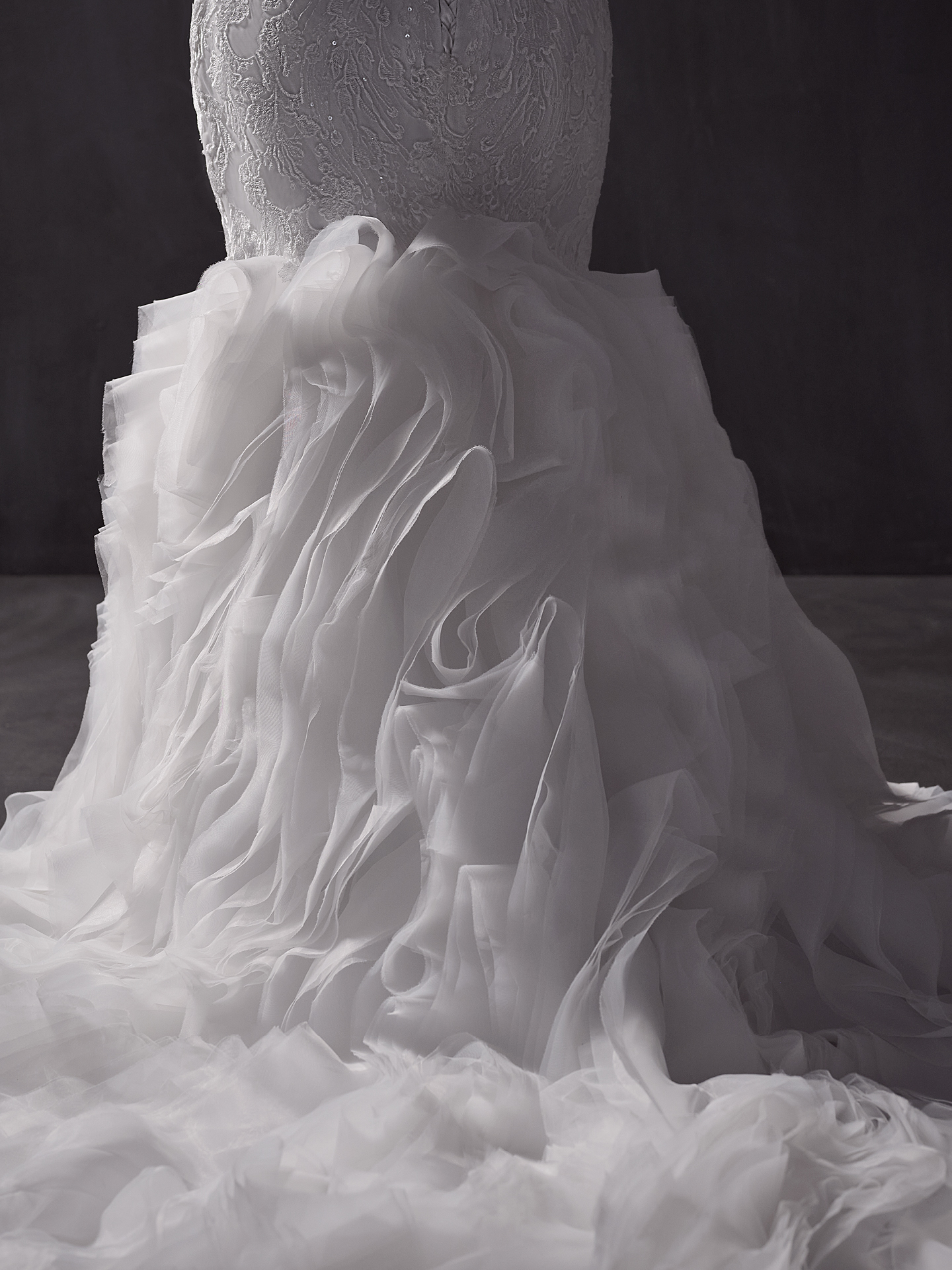 Mariée en robe de mariée sirène appelée Ripley par Sottero et Midgley avec option de tissu de robe de mariée appelée organza