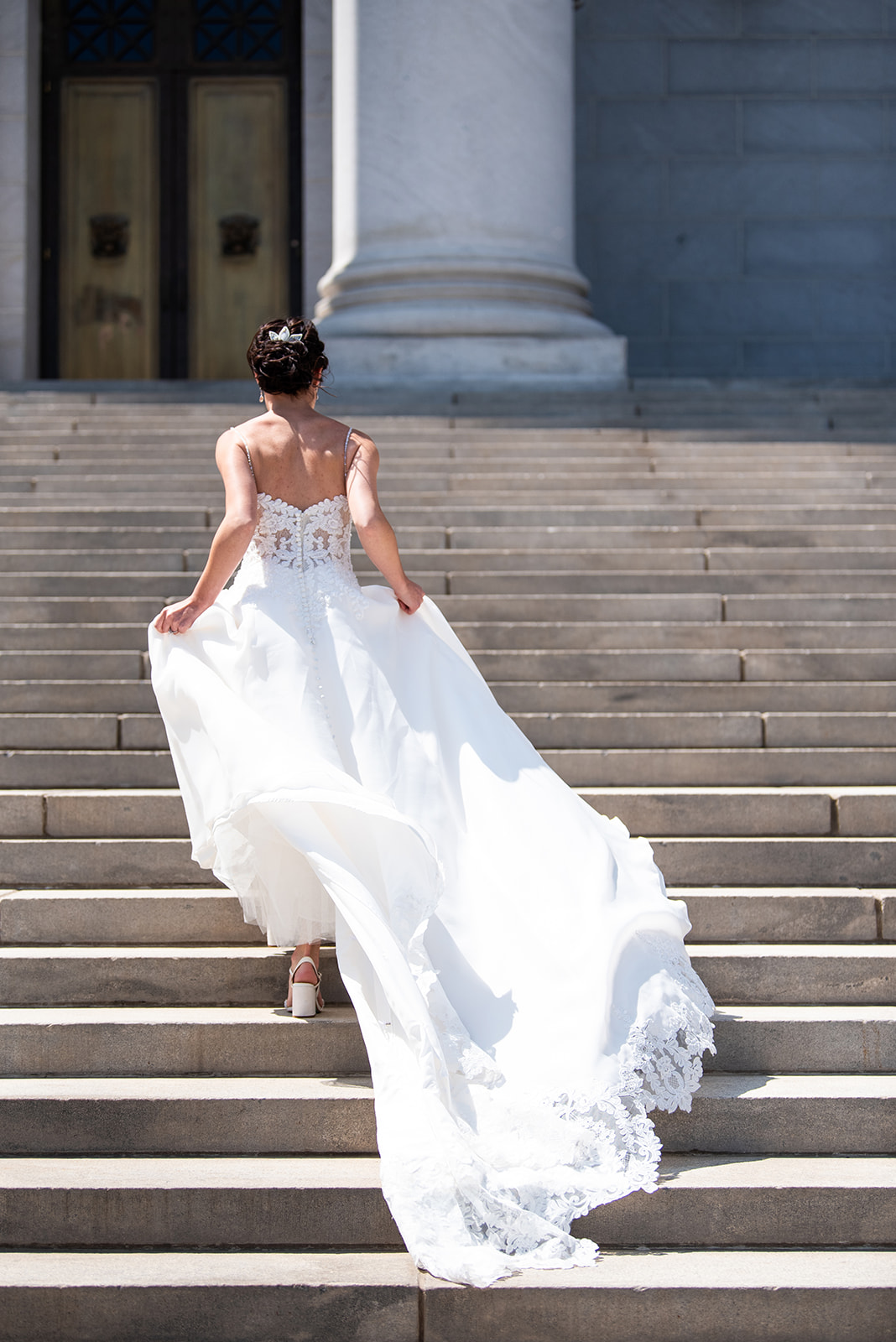Mariée en robe de mariée A-ligne appelée Savannah par Maggie Sottero avec option de tissu de robe de mariée appelée Organza