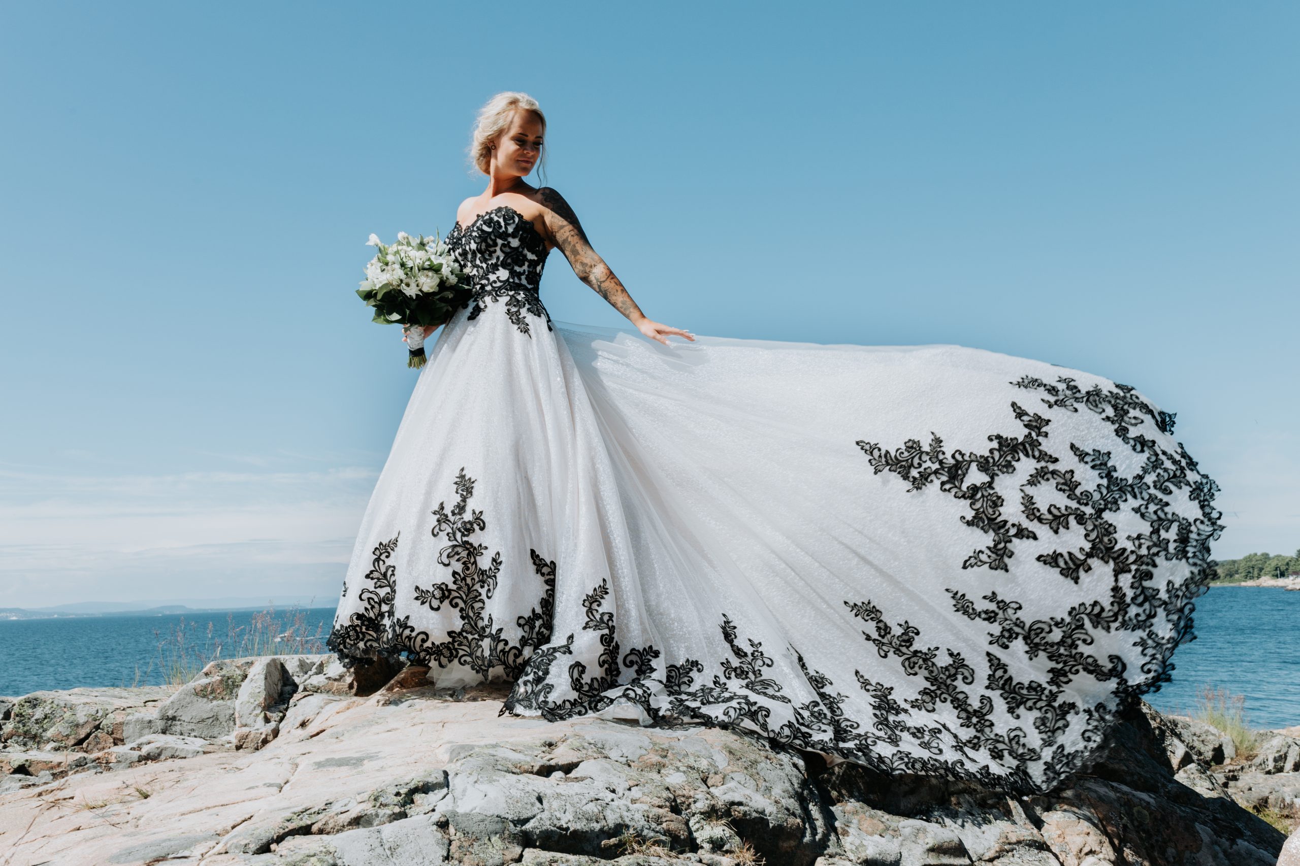 Mariée en robe de mariée colorée appelée Tristyn par Maggie Sottero