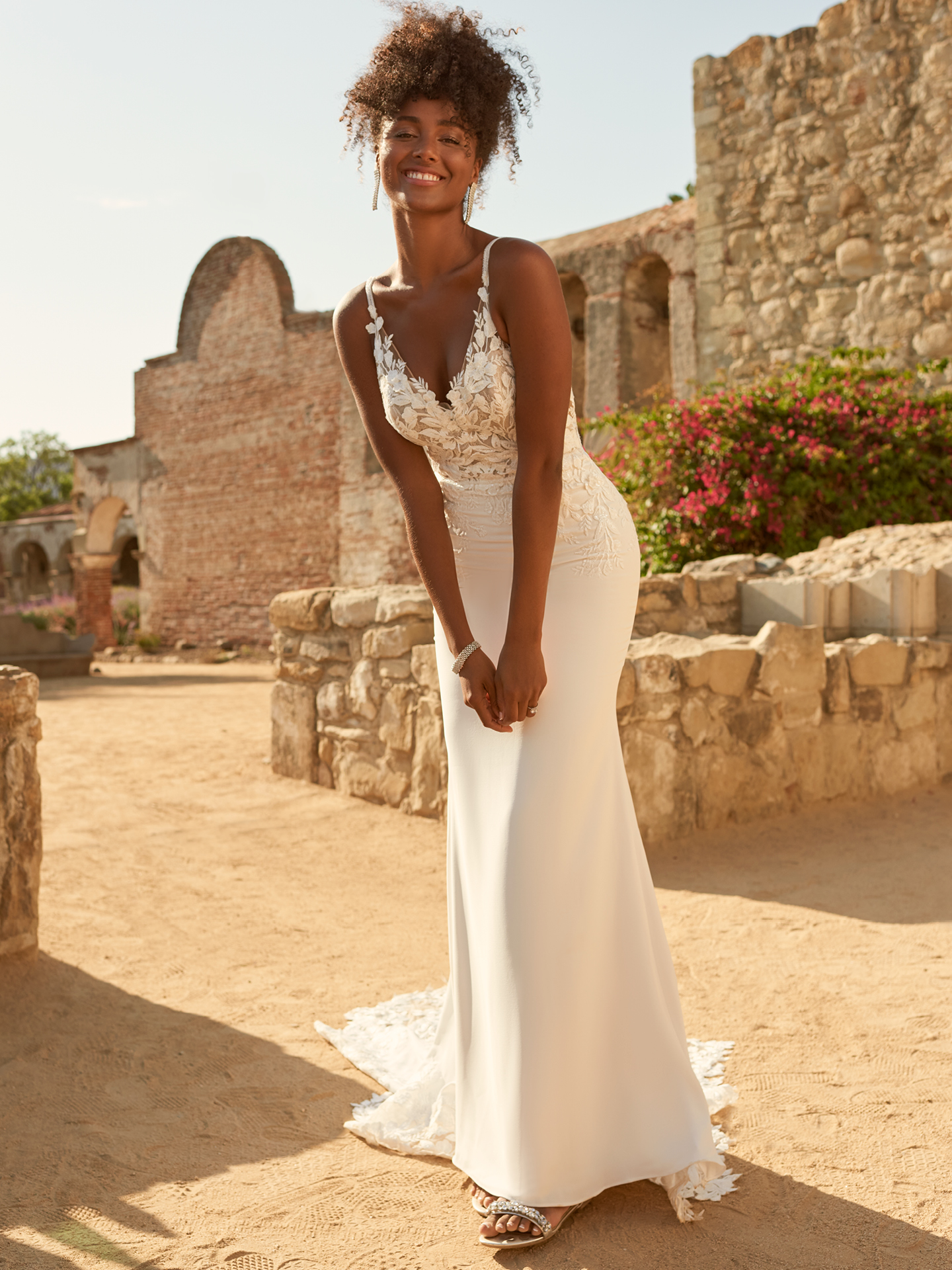 Mariée portant une robe de mariée en crêpe fourreau appelée Baxley par Maggie Sottero