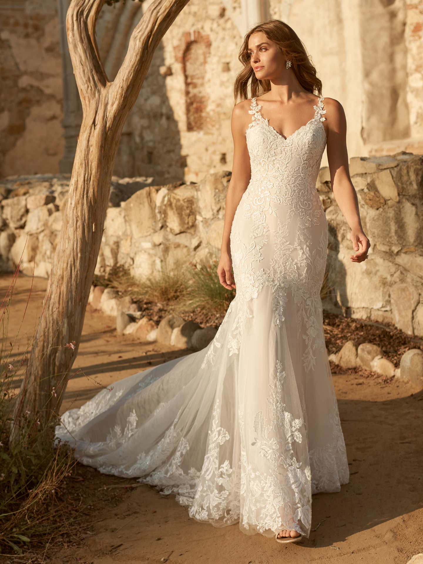 Mariée marchant portant une robe de mariée ajustée et évasée Canberra par Maggie Sottero