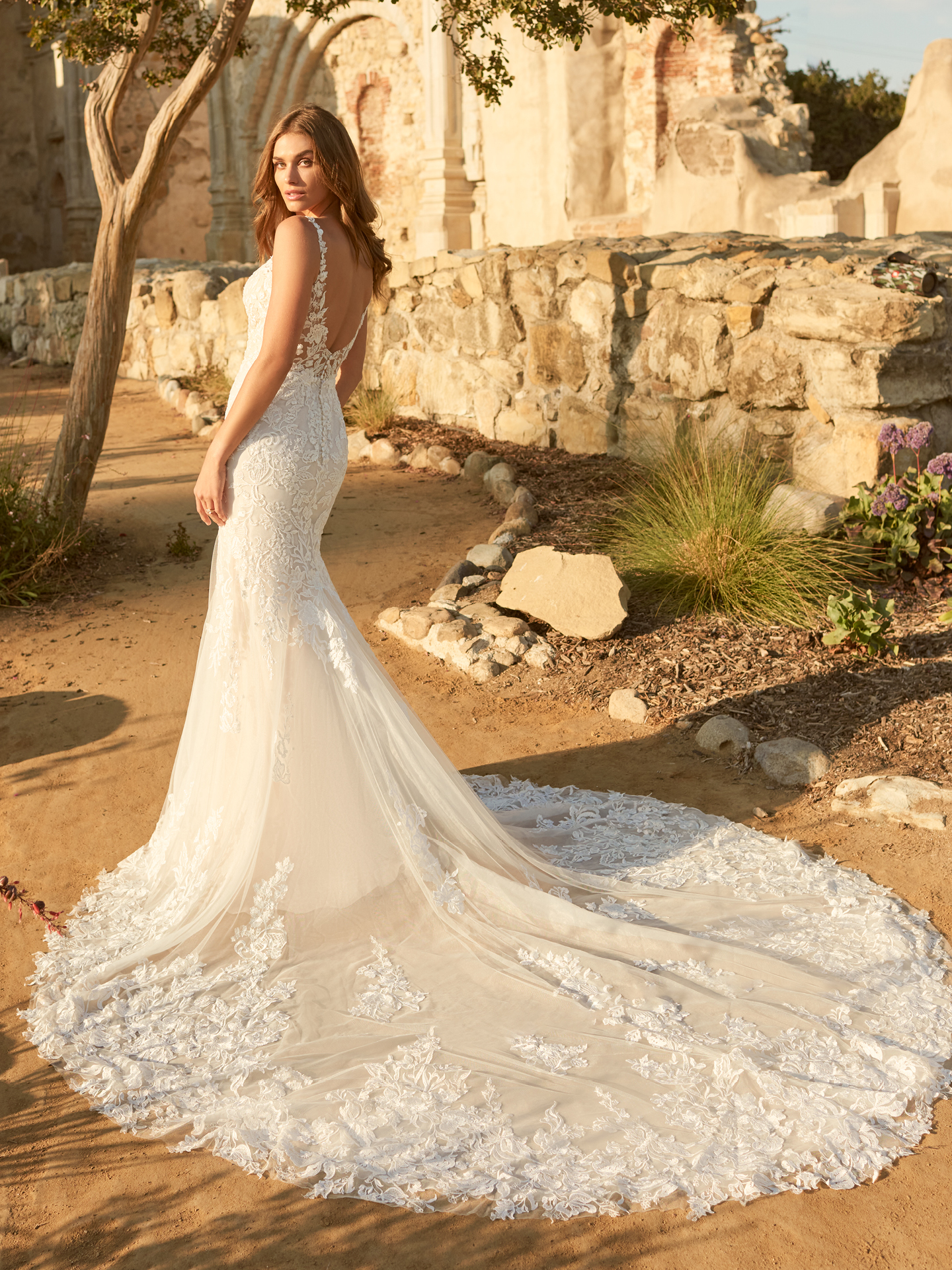 Mariée marchant portant une robe de mariée ajustée et évasée Canberra par Maggie Sottero