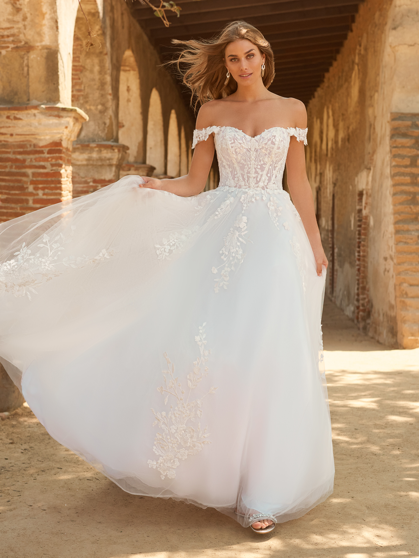Mariée portant une robe de mariée trapèze appelée Harlem par Maggie Sottero