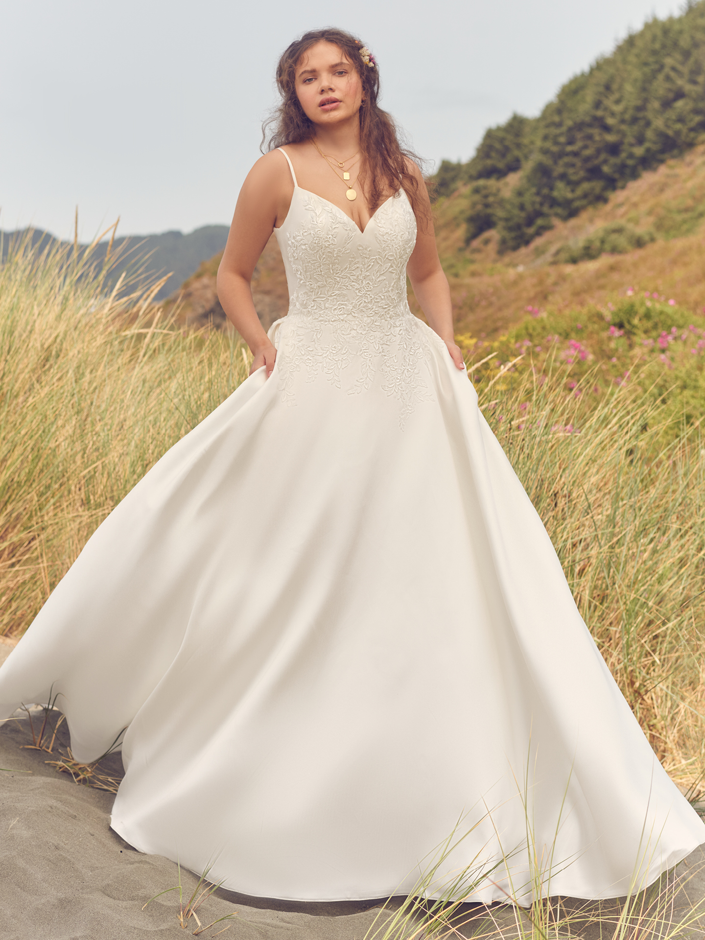 Mariée portant une robe de mariée trapèze en satin appelée Iona par Rebecca Ingram