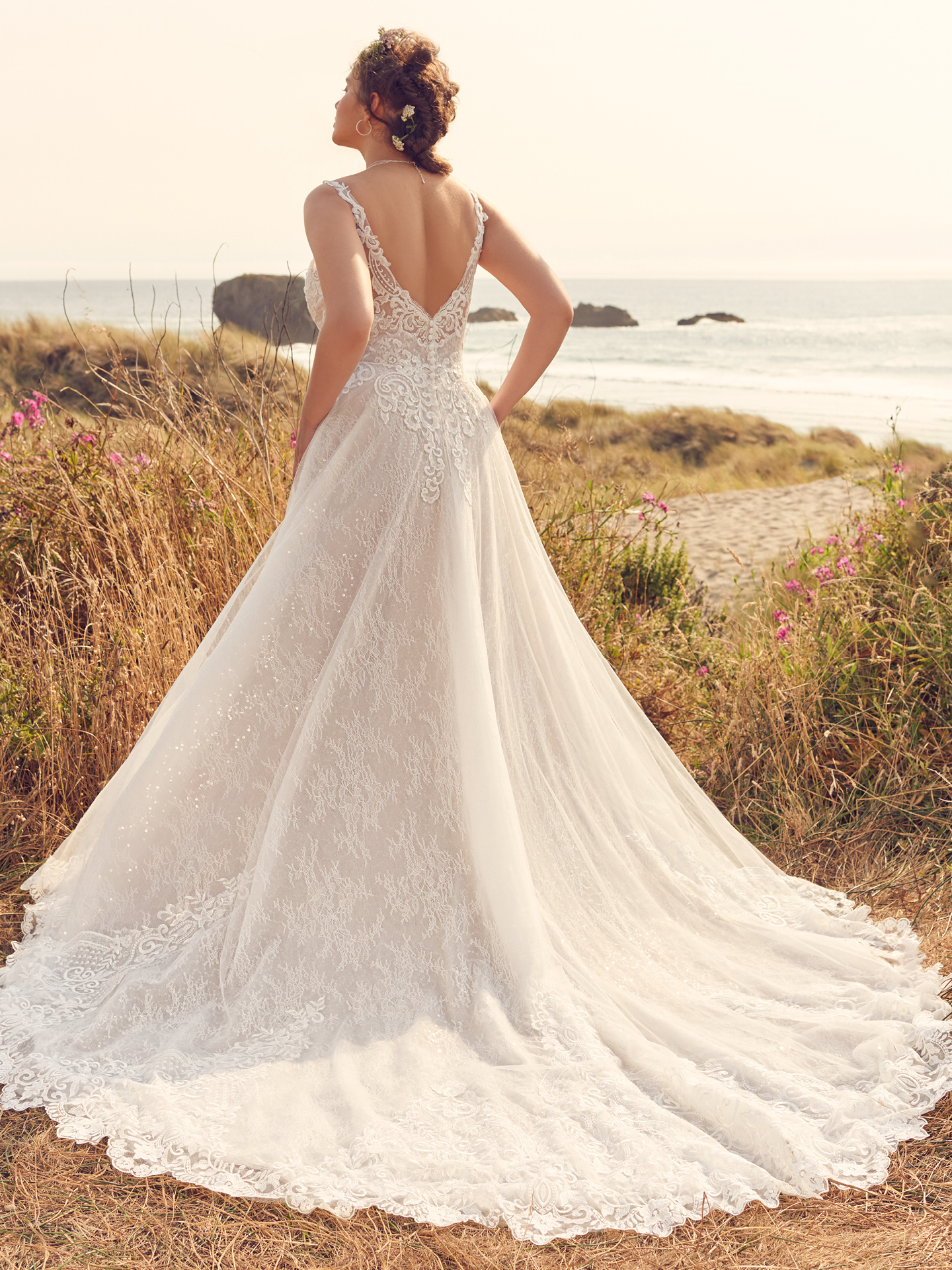 Mariée portant une robe de mariée A-ligne romantique appelée Shauna par Rebecca Ingram