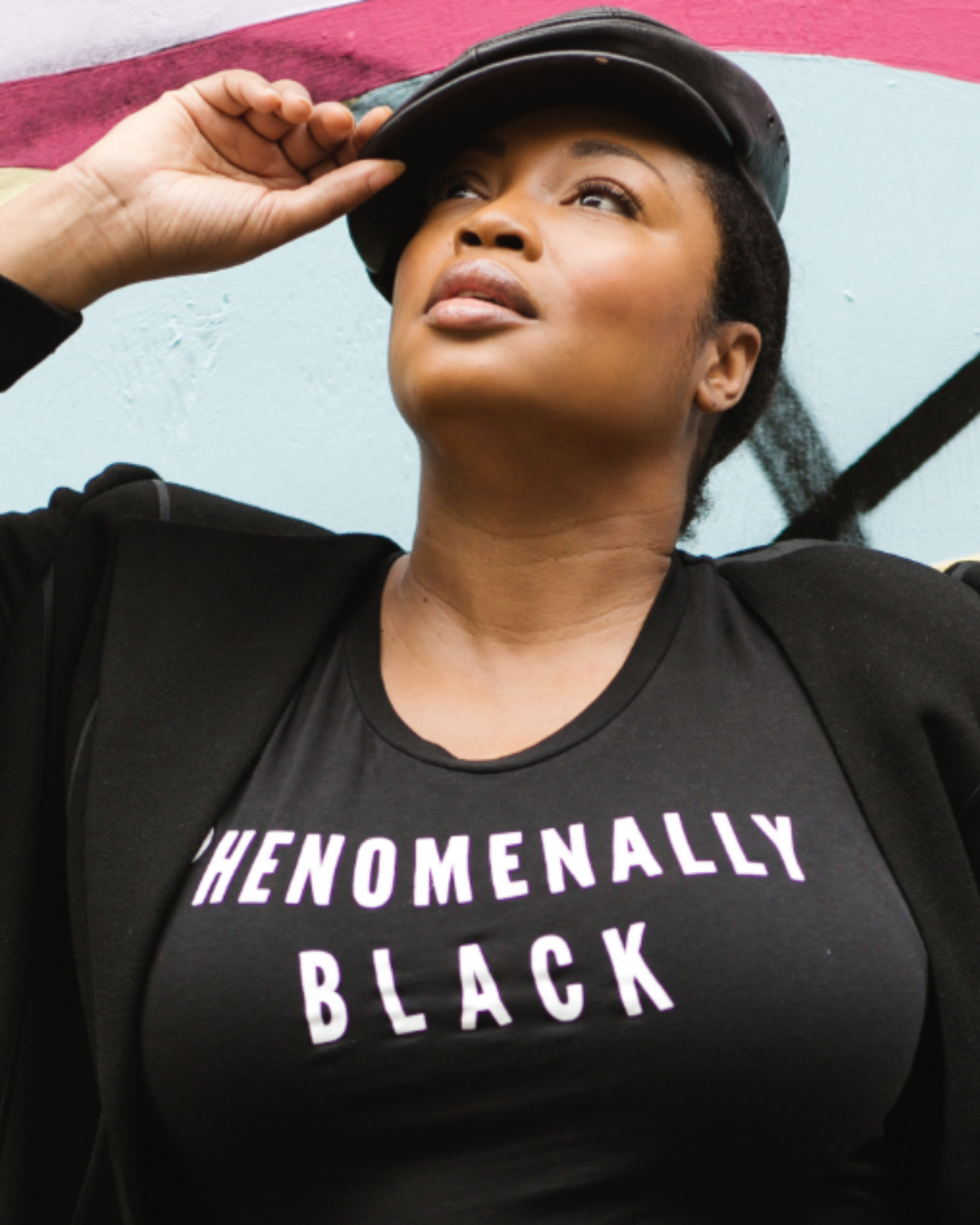 Diversité dans la mode avec Liris Crosse portant une chemise avec un noir phénoménal écrit dessus