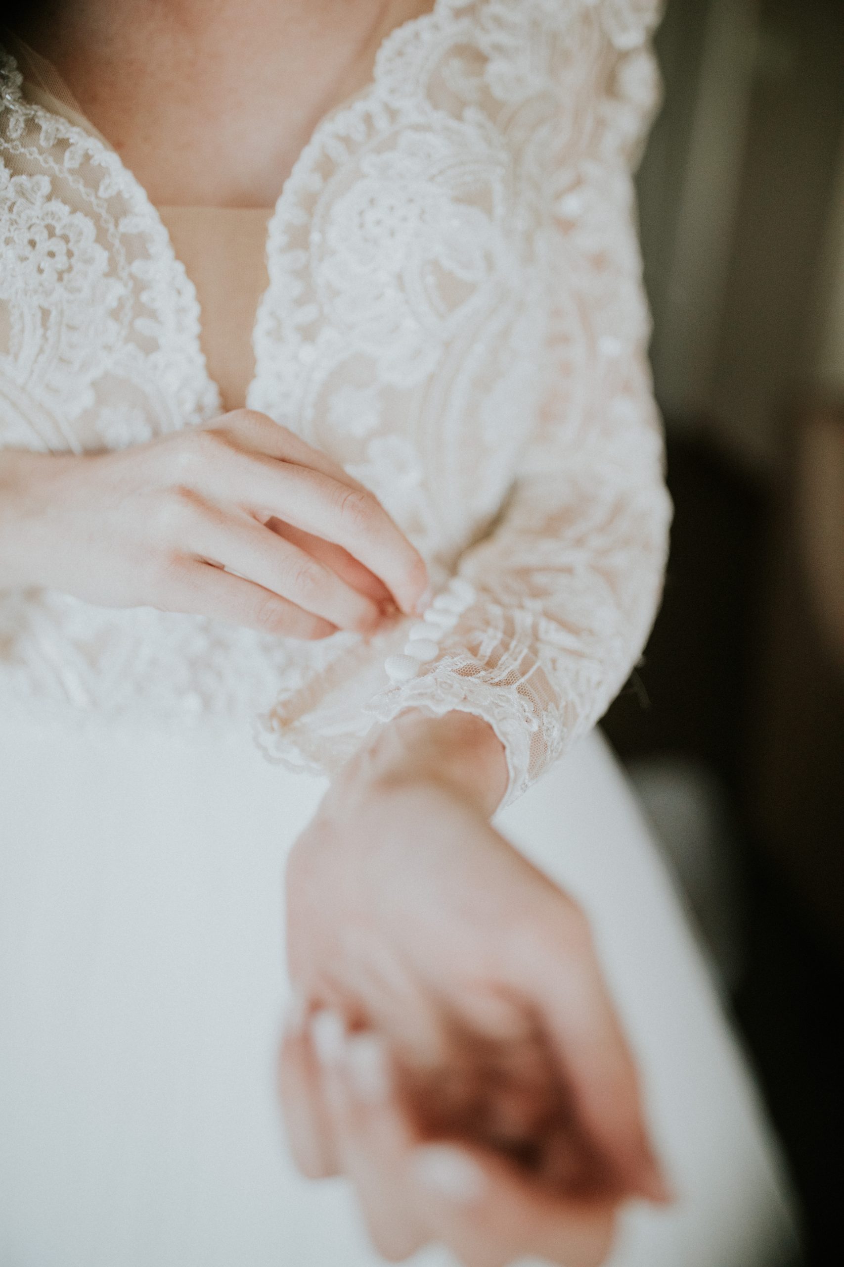 Conseils de beauté pour la préparation du mariage d'une mariée qui se fait retoucher tout en portant une robe appelée Mallory Dawn par Maggie Sottero