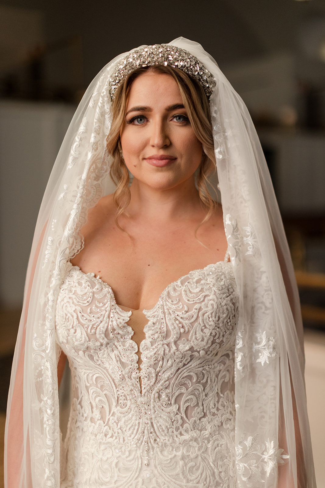 Mariée à la peau éclatante le jour de son mariage vêtue d'une robe appelée Alistaire par Maggie Sottero