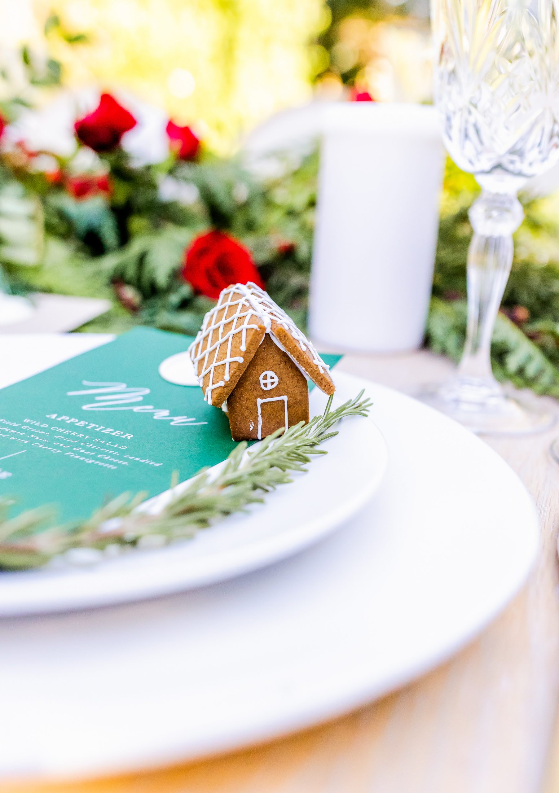 Carte de menu vert émeraude pour mariage de vacances sur table avec mini maison en pain d'épice
