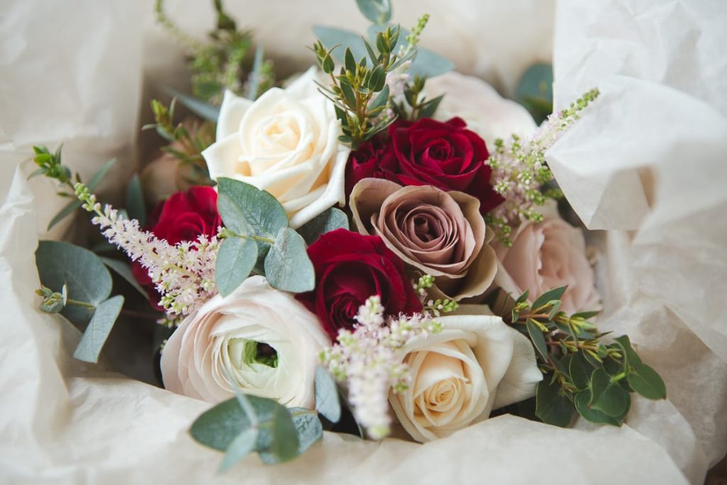 Bouquet de mariage d'hiver avec du caramel et des roses roses