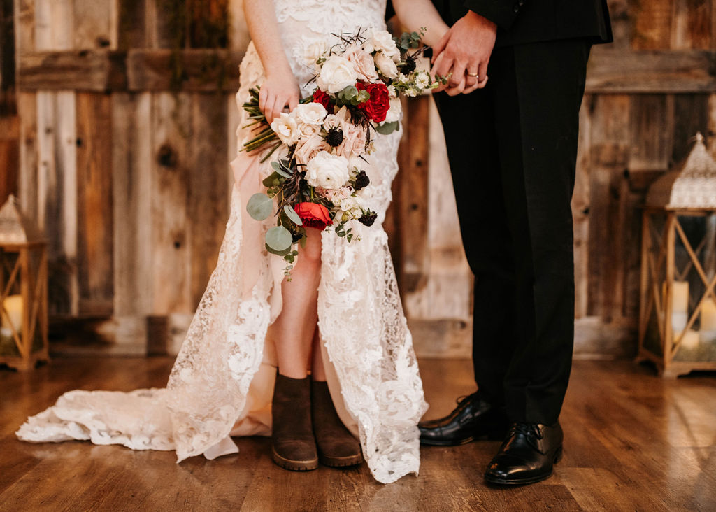 Mariée avec des fleurs et des bottes portant une robe appelée Toscane Leigh par Maggie Sottero