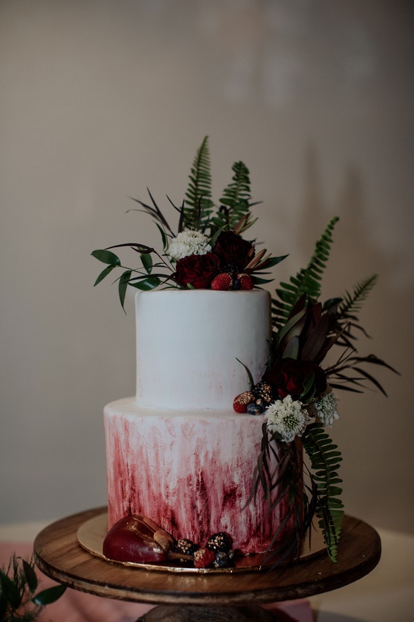 Gâteau rouge de mariage d'hiver