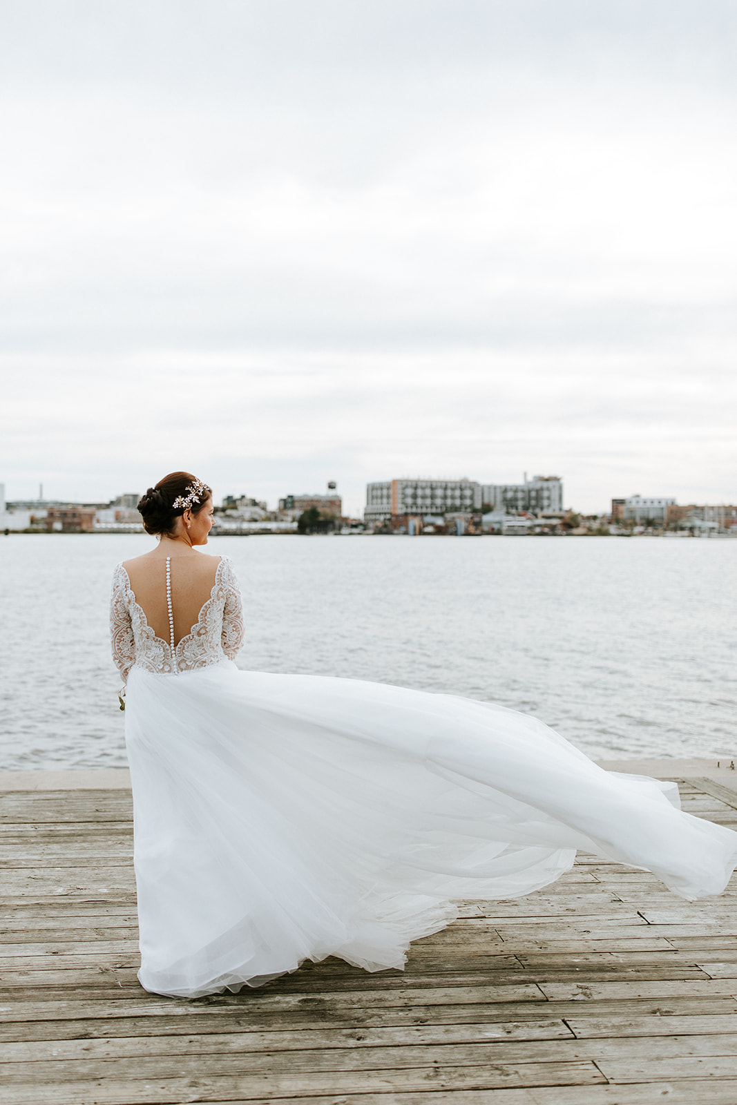Robe de mariée de vacances avec la mariée portant une robe appelée Mallory Dawn par Maggie Sottero