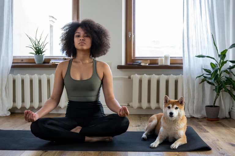 Conseils de beauté pour la préparation du mariage d'une femme afro-américaine faisant du yoga avec un chien Shiba Inu