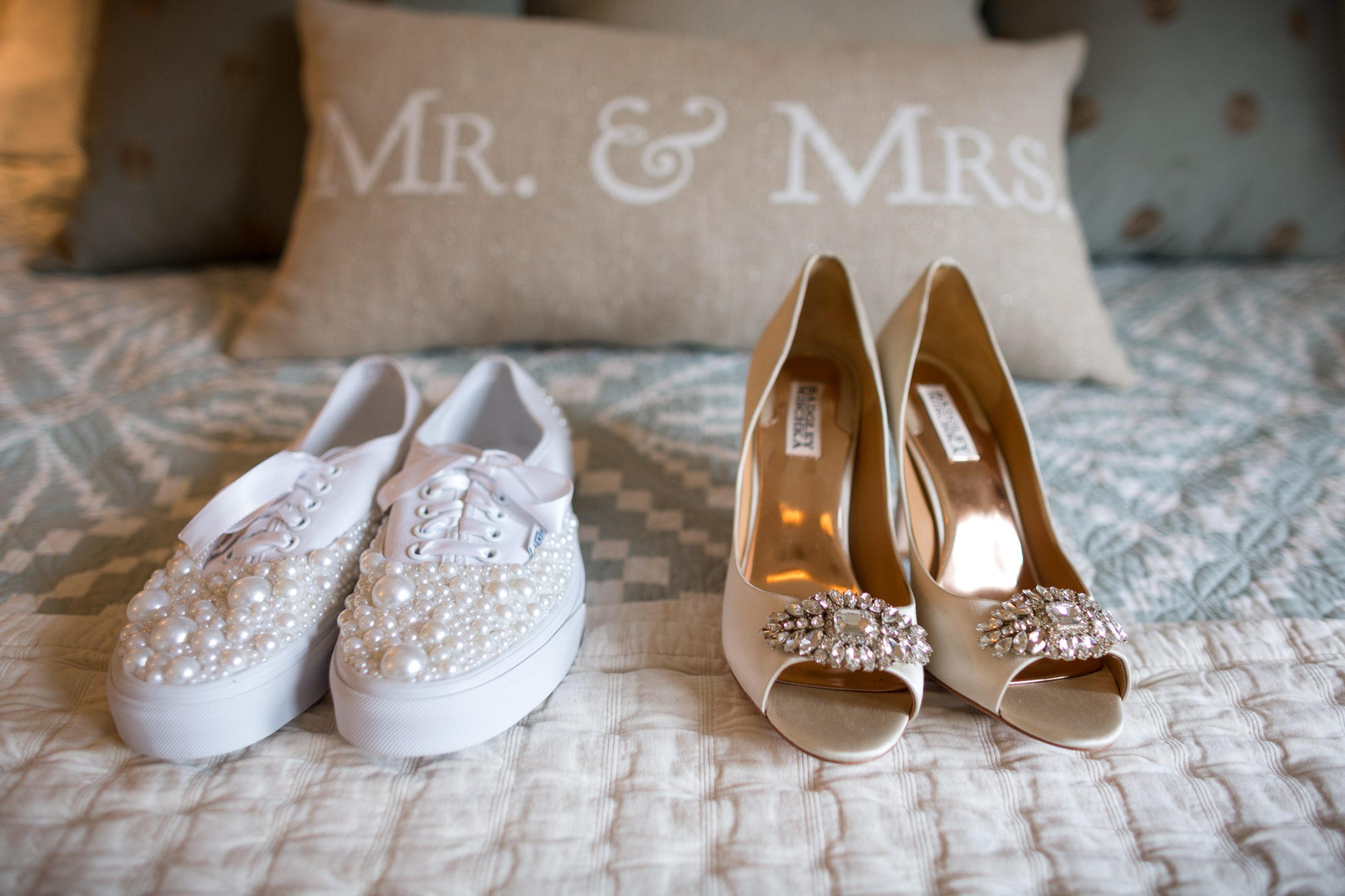 Comment acheter une robe de mariée Apportez des chaussures à la bonne hauteur avec des baskets blanches et des talons dorés sur un lit