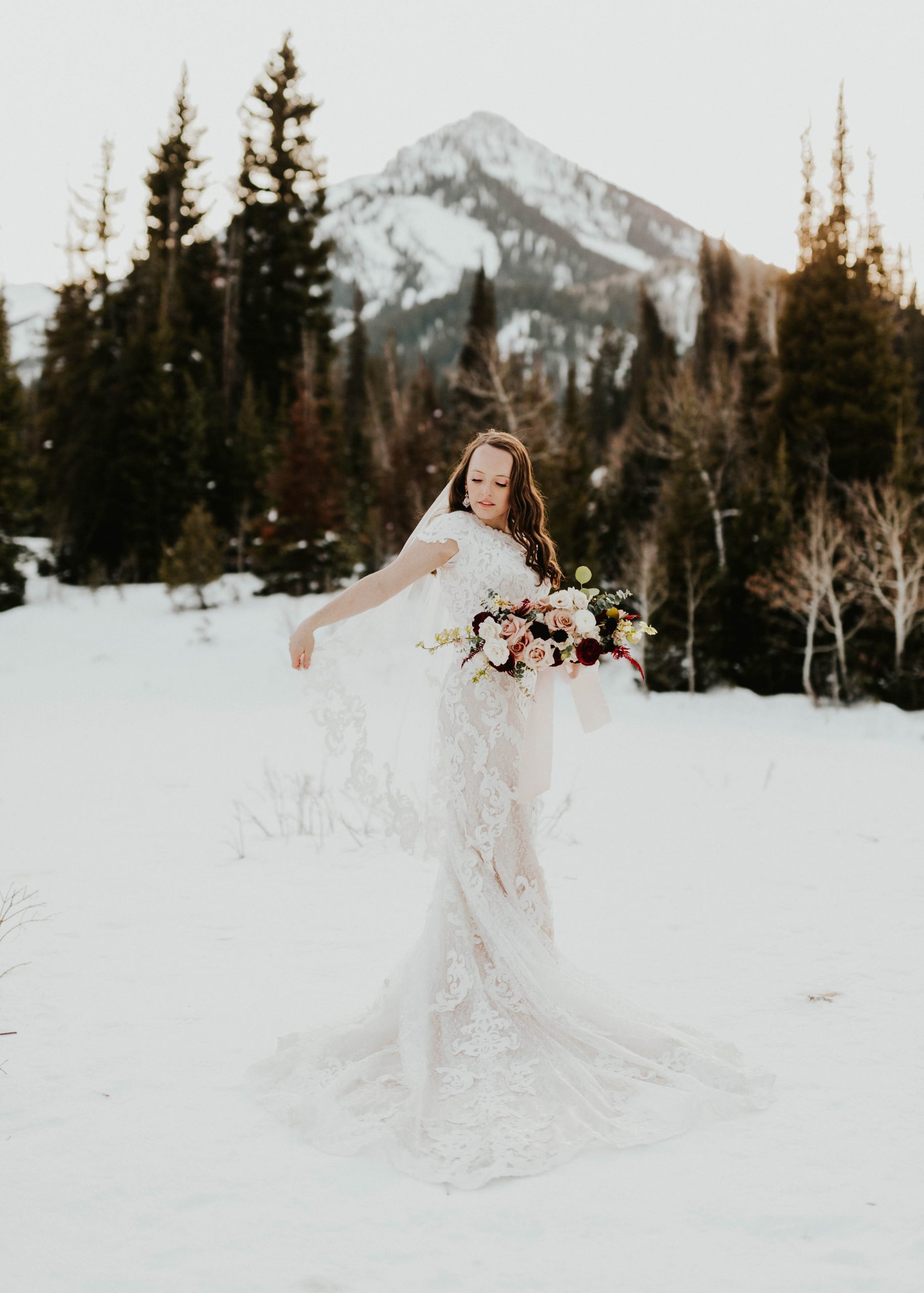Vraie mariée portant une robe de mariée modeste à manches courtes pour un mariage d'hiver appelé Toscane Leigh par Maggie Sottero