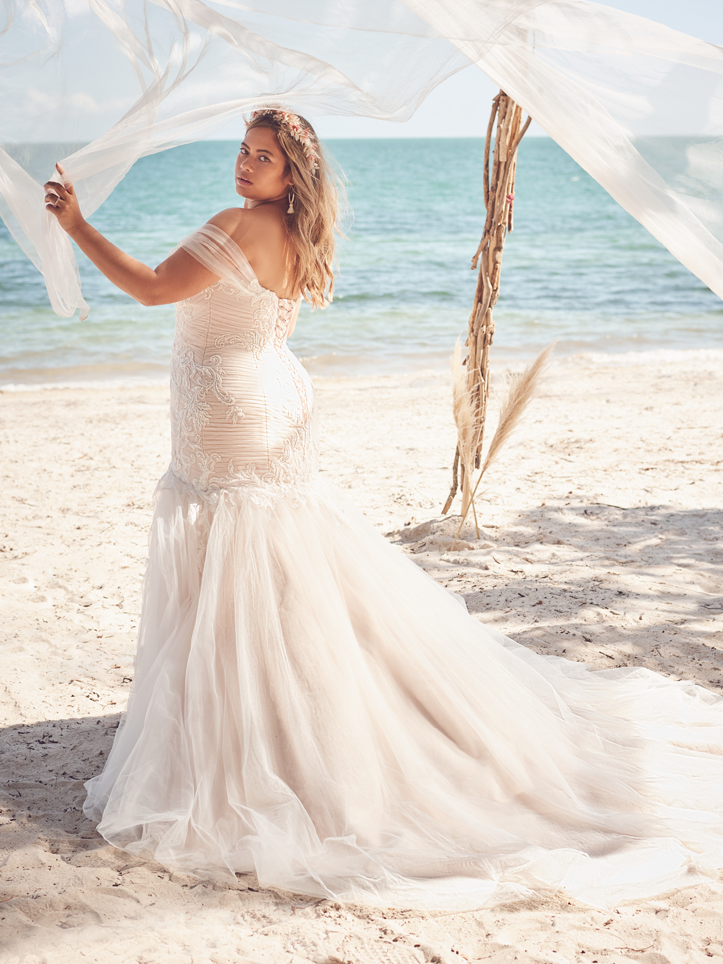 La mariée porte une robe de mariée sirène en tulle froncé taille plus appelée Georgia par Rebecca Ingram