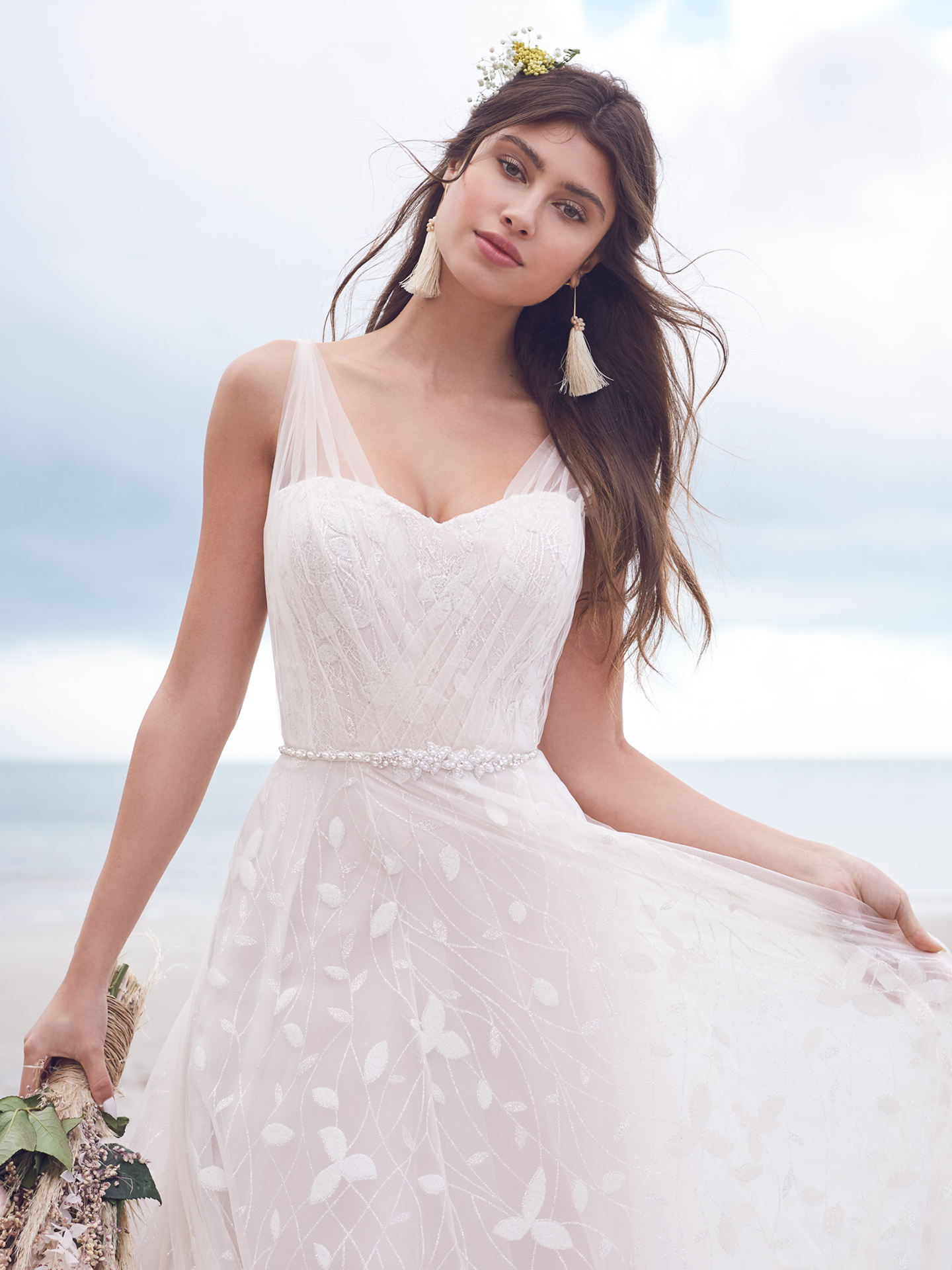 Mariée portant une robe avec une dentelle unique sur une plage appelée Sigrid par Rebecca Ingram