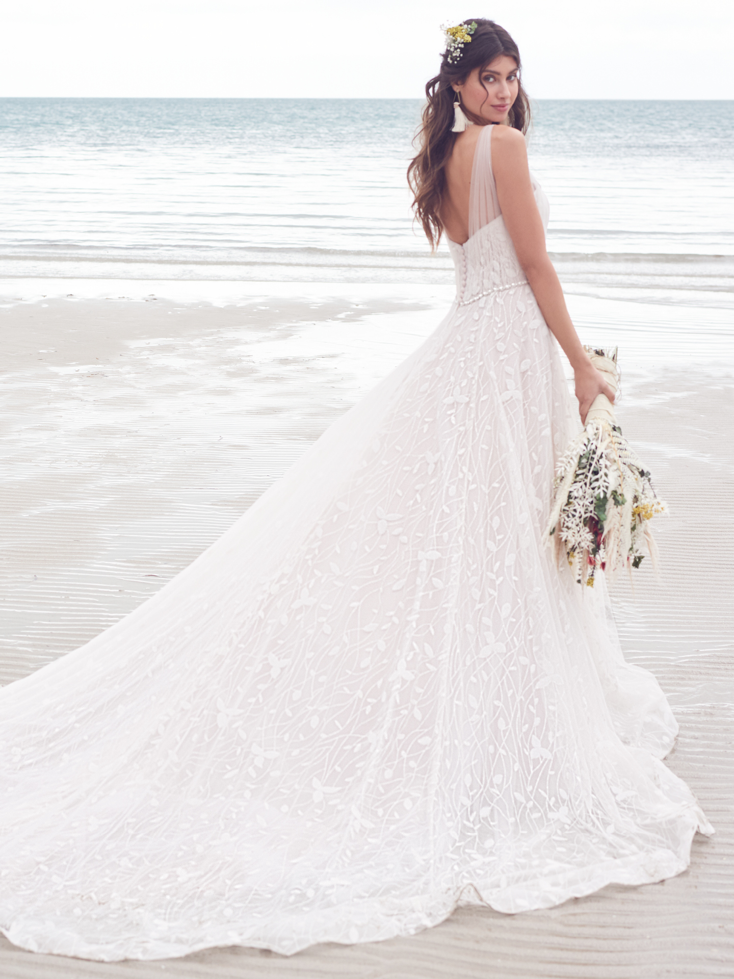 Mariée portant une robe avec une dentelle unique sur une plage appelée Sigrid par Rebecca Ingram