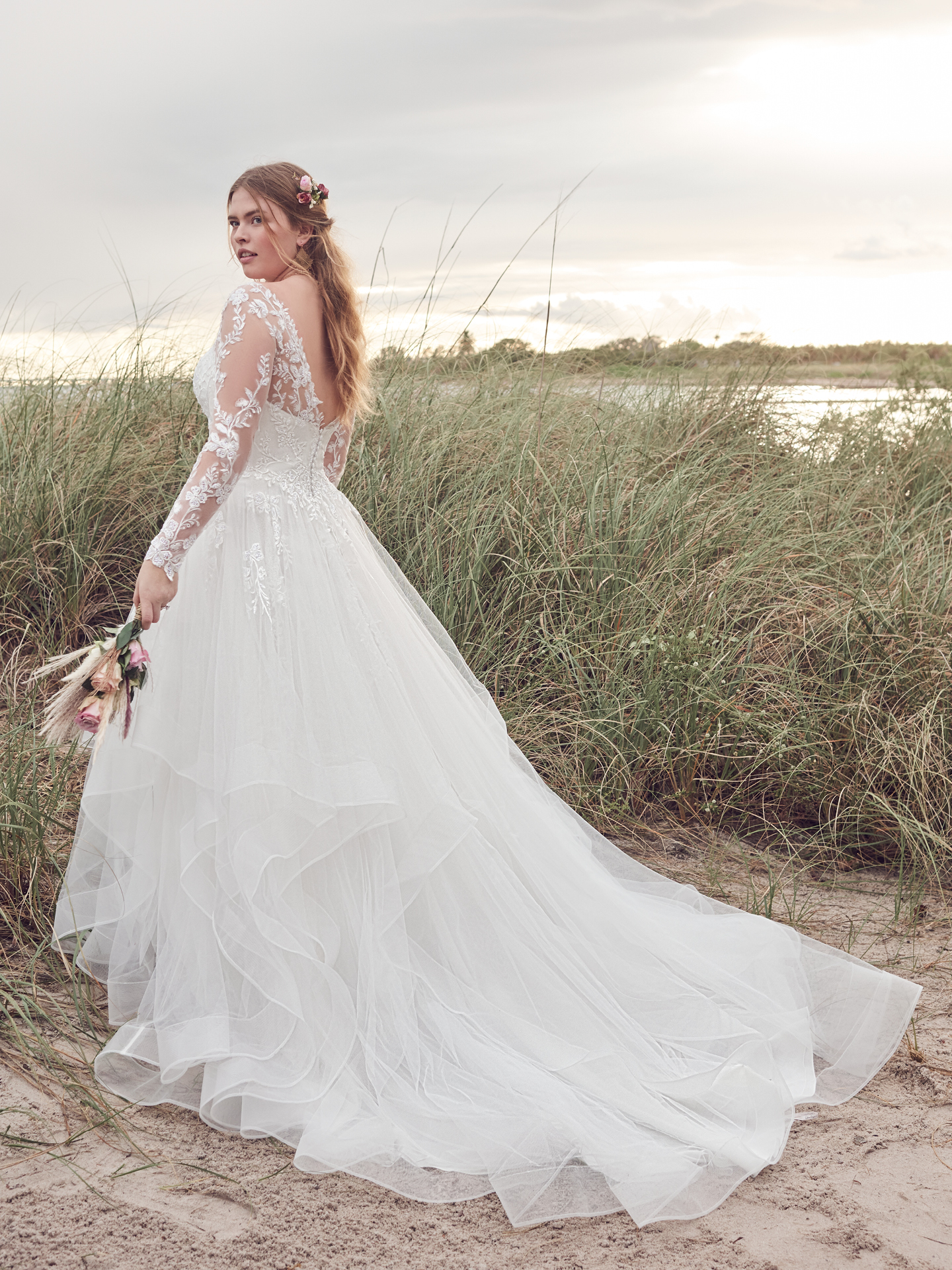 Mariée portant une robe de mariée romantique à manches longues appelée Tessa par Rebecca Ingram