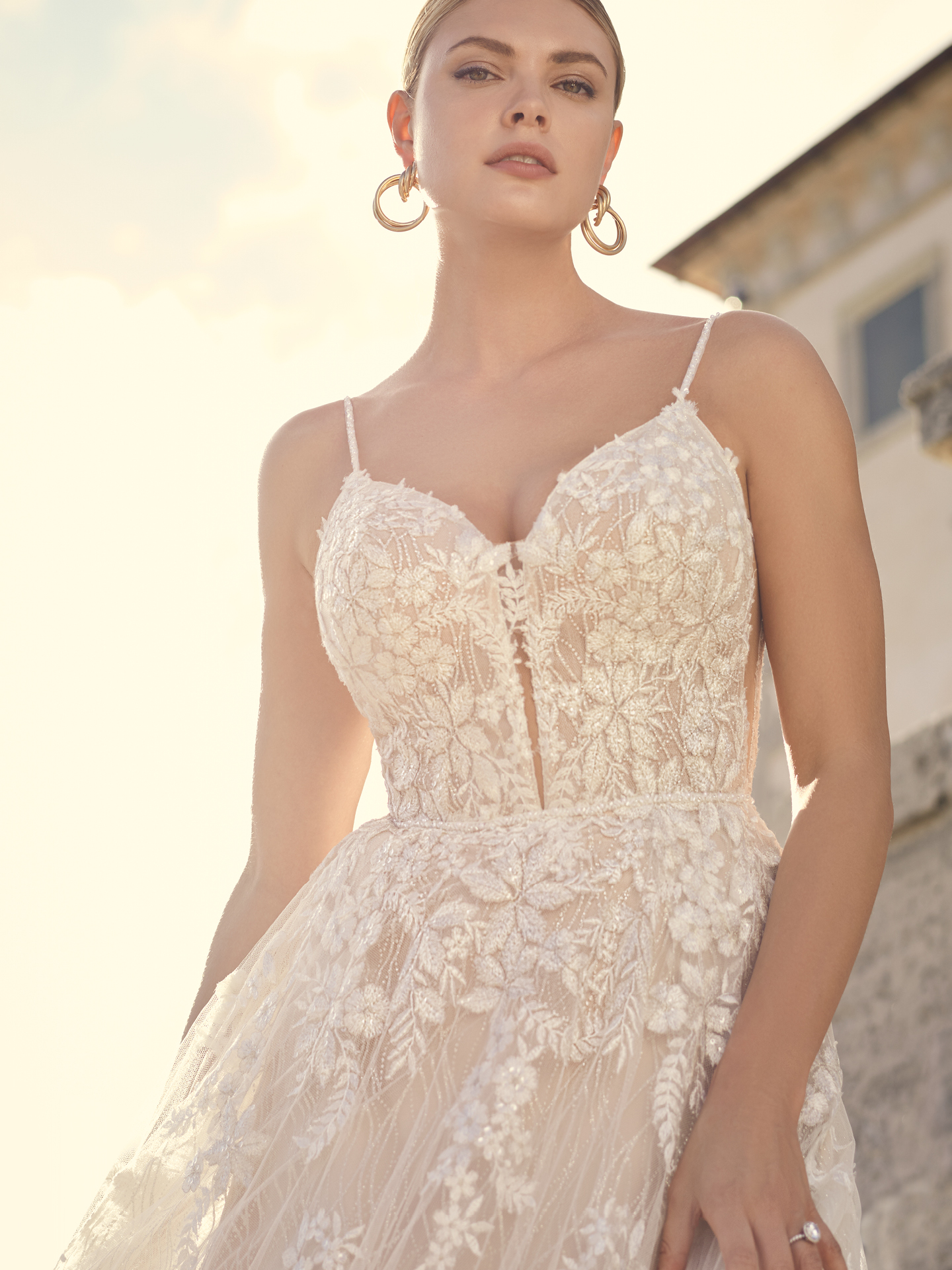 Mariée portant une robe de mariée en dentelle Boho appelée Laramie par Sottero et Midgley