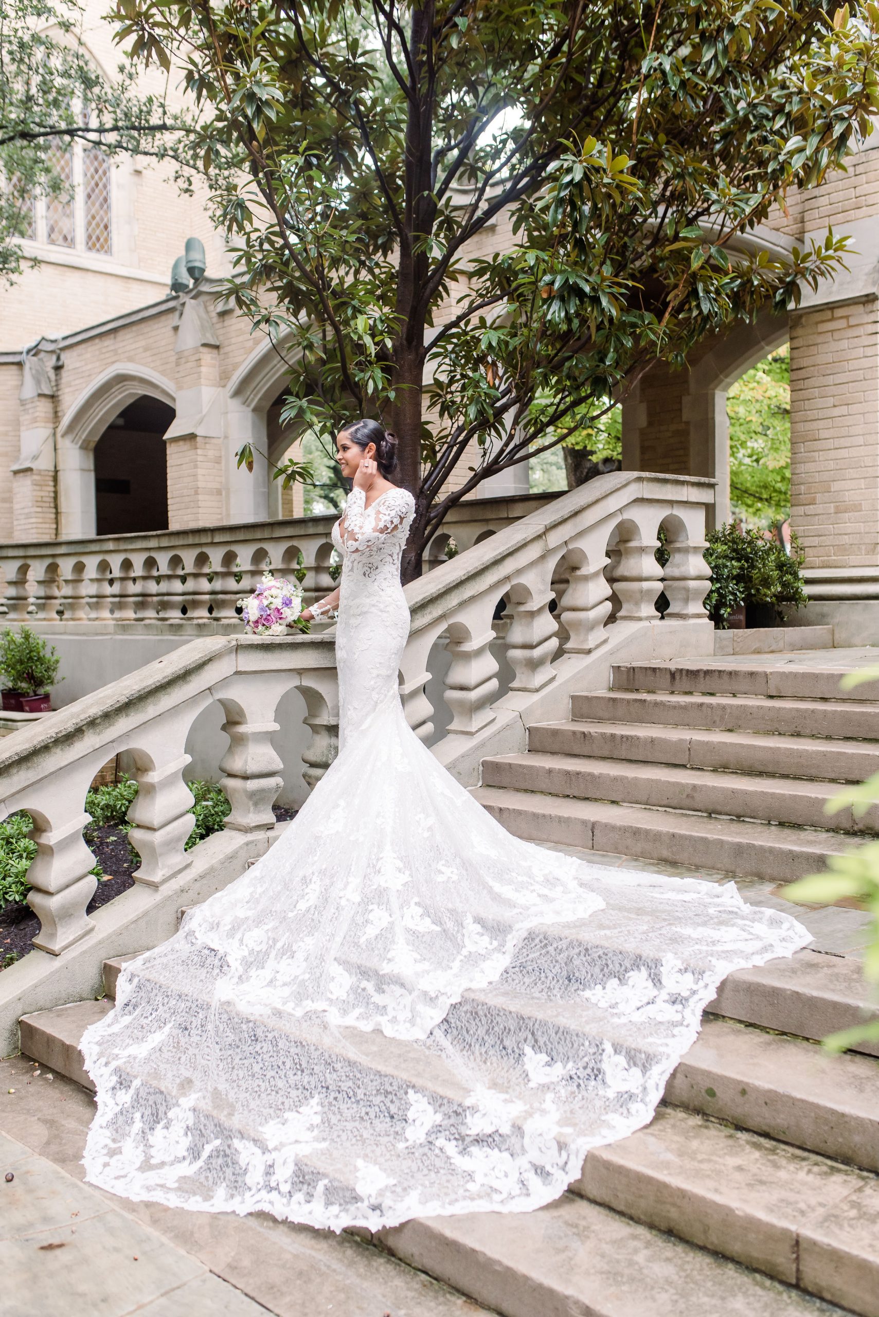 Mariée en robe de mariée à livraison rapide appelée Toscane Royale par Maggie Sottero
