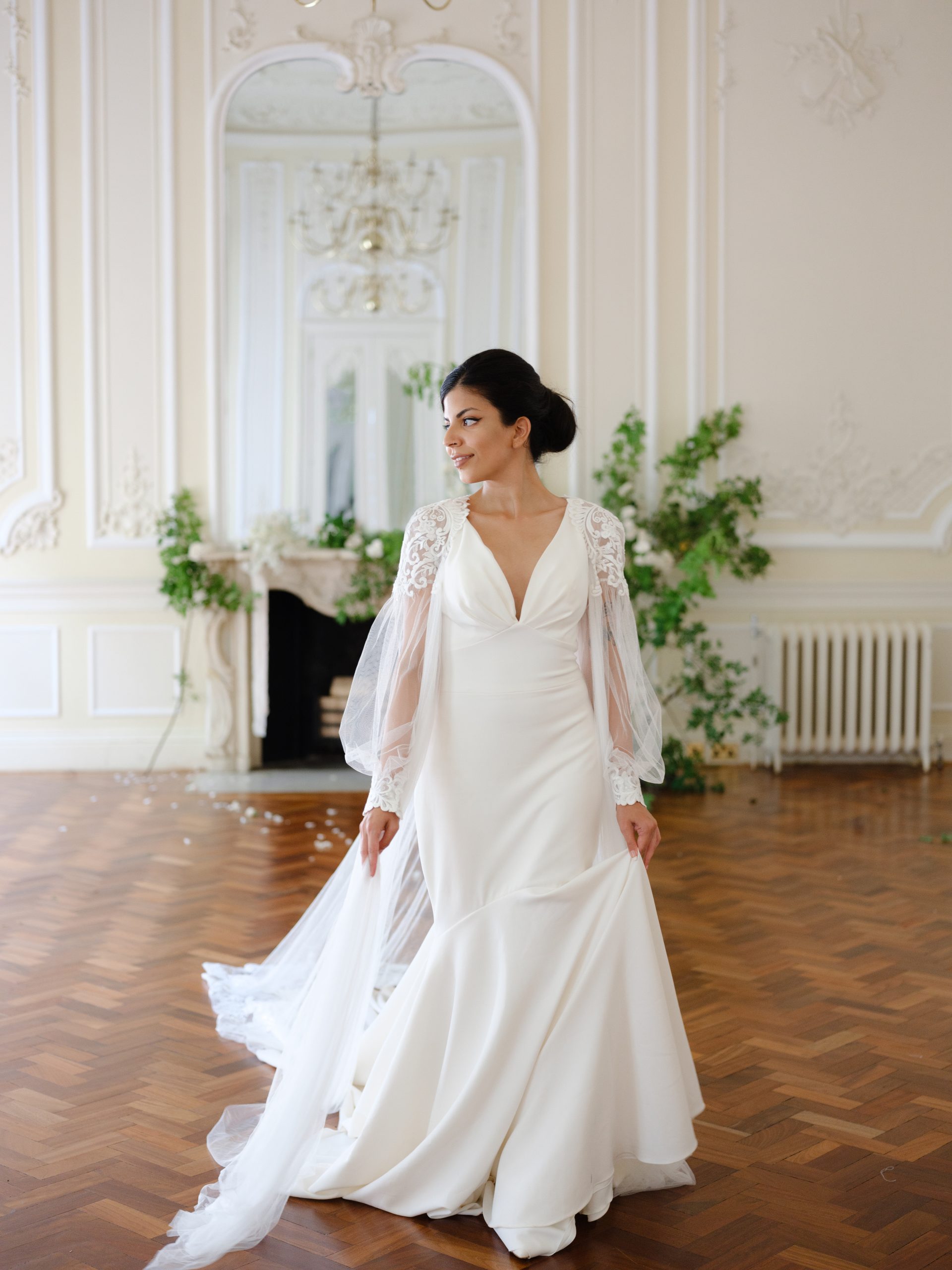 Femme en robe de mariée marchant dans une pièce avec des plantes