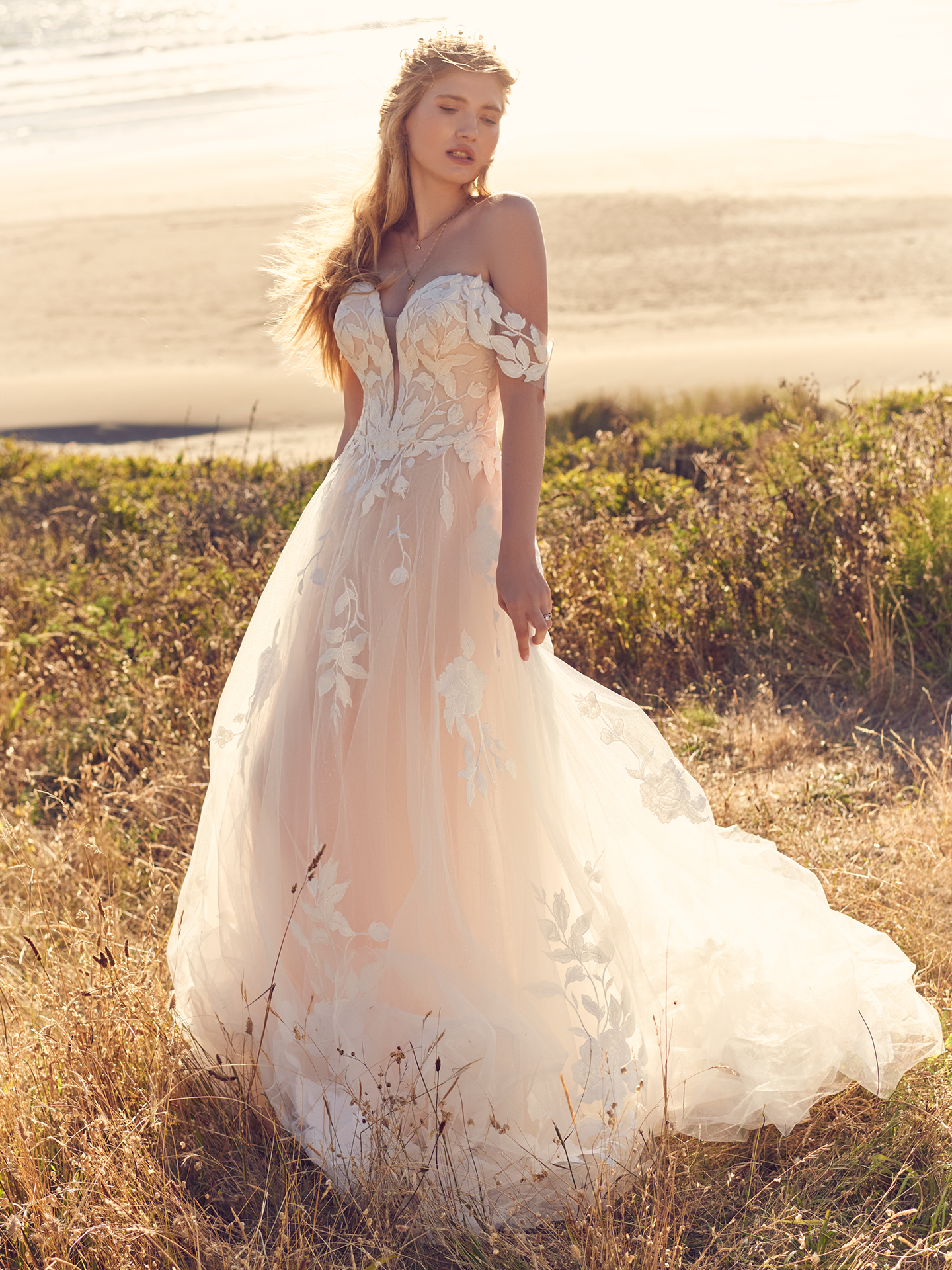 Mariée en robe de mariée sur la plage appelée Hattie Lane par Rebecca Ingram