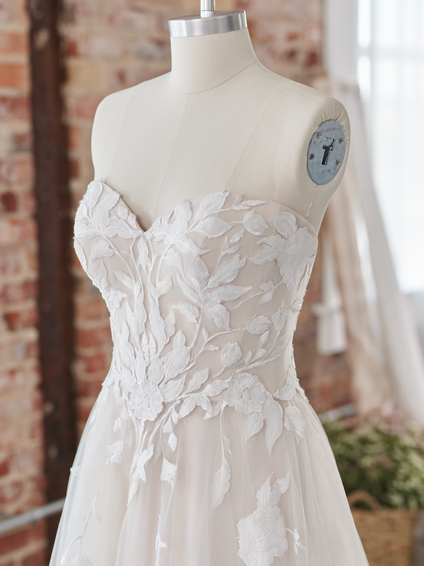 La mariée porte une robe de mariée personnalisée appelée Hattie Lane Lynette par Rebecca Ingram