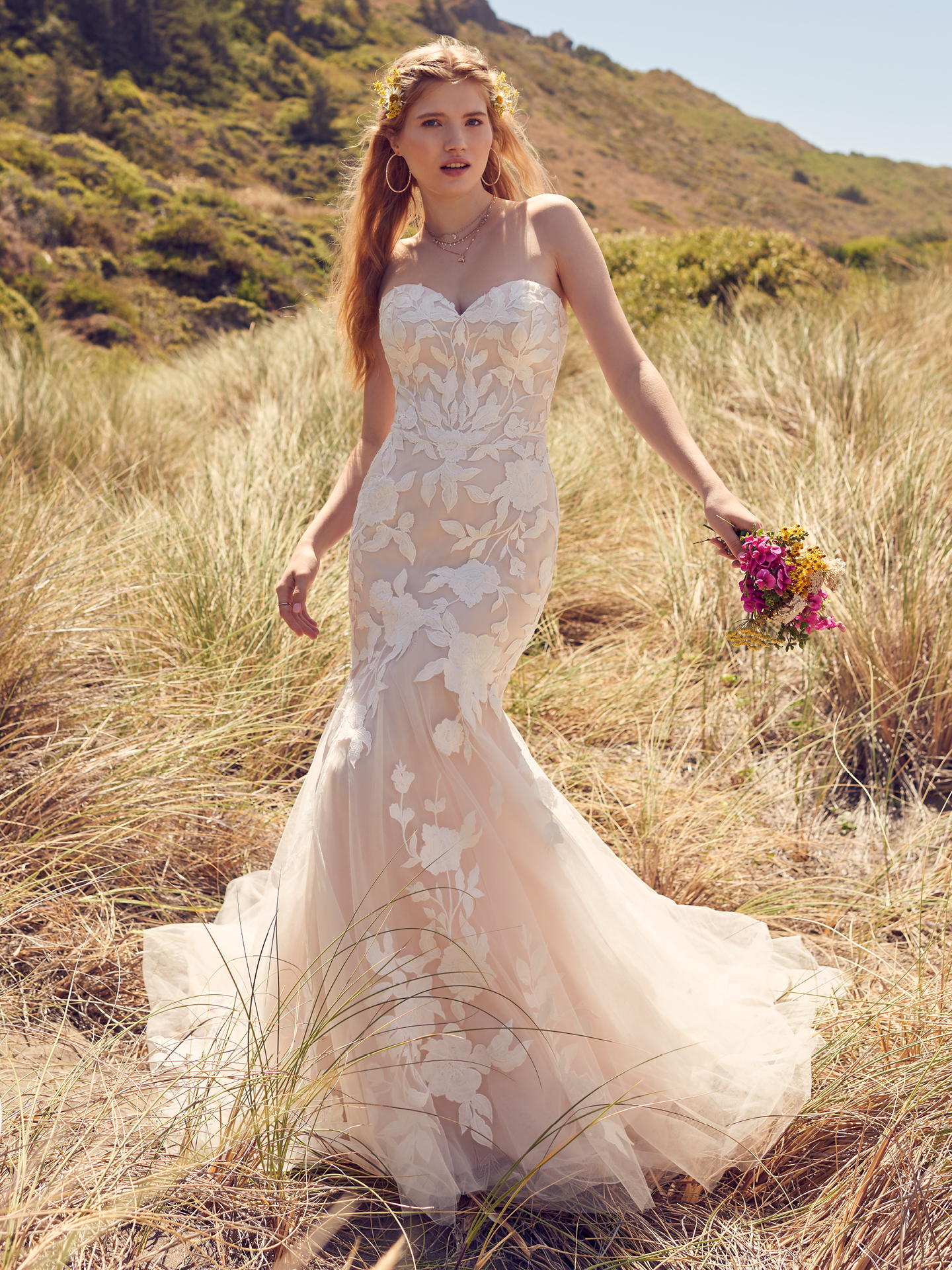 Conseils d'achat de robe de mariée d'ajustement par rapport au confort d'une mariée portant une robe bohème sirène appelée Hattie par Rebecca Ingram