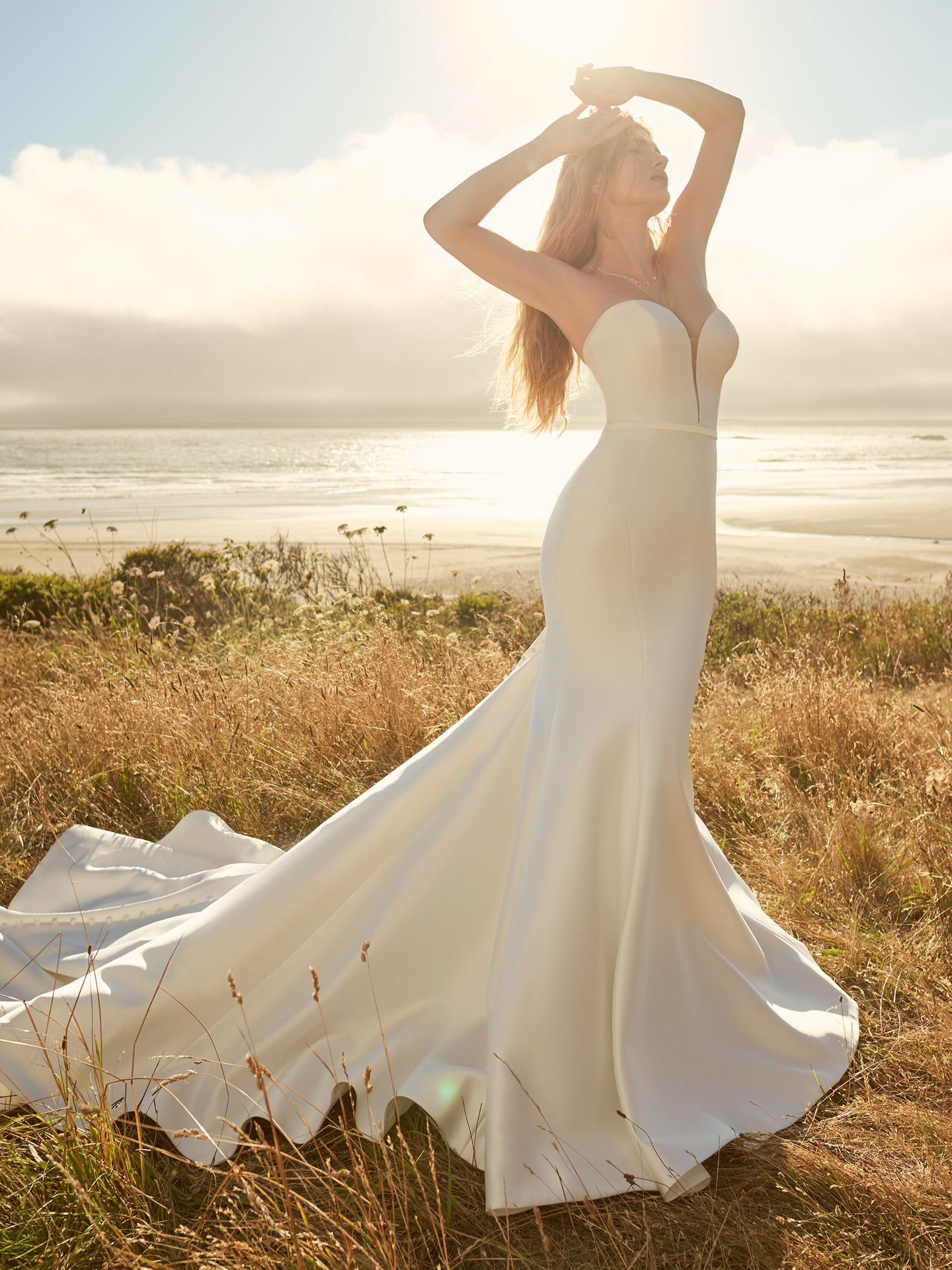 La mariée porte une robe de mariée artistique appelée Pippa par Rebecca Ingram