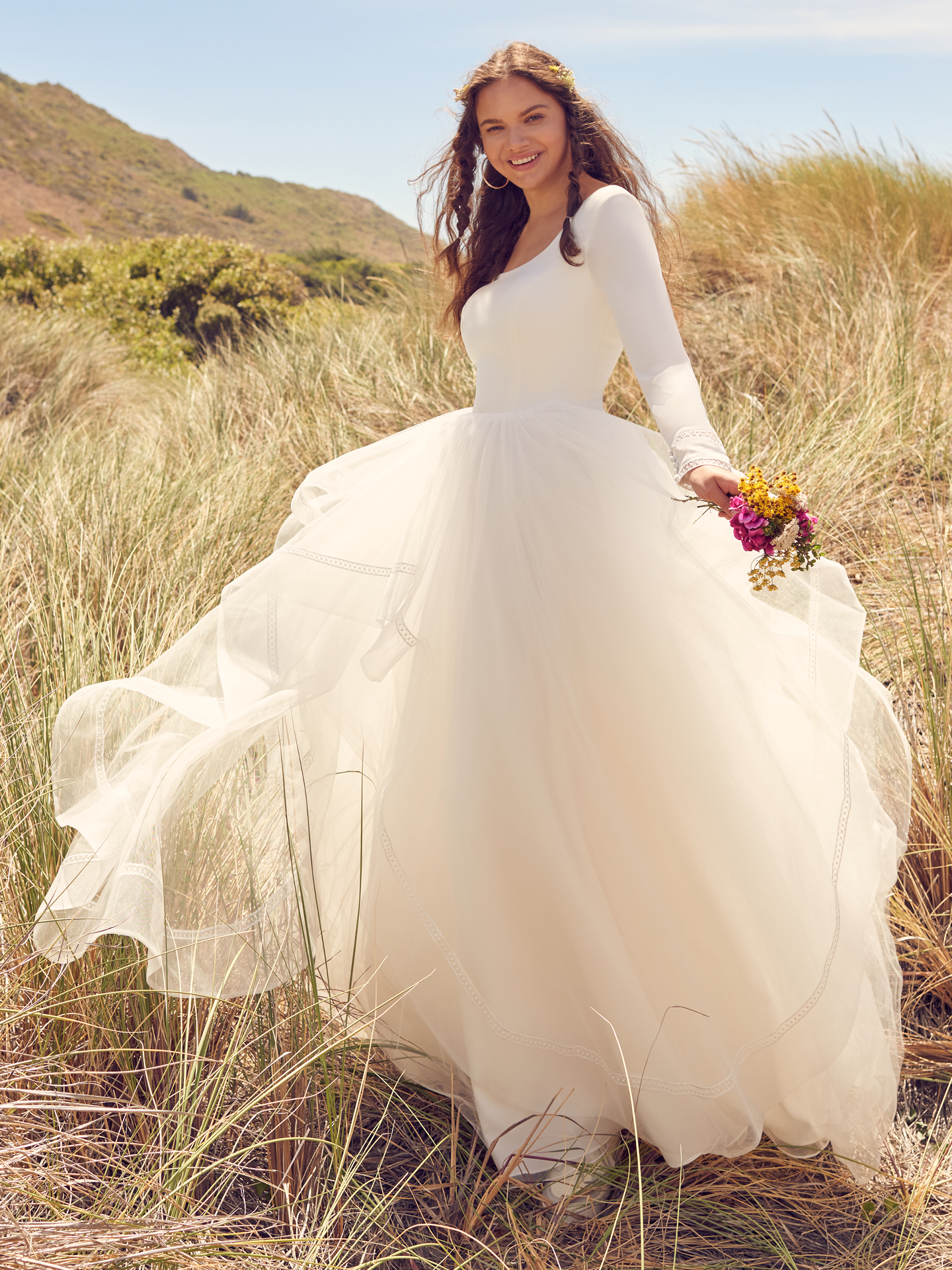 Mariée en robe de mariée modeste avec jupe en tulle appelée Rosemary Leigh par Rebecca Ingram