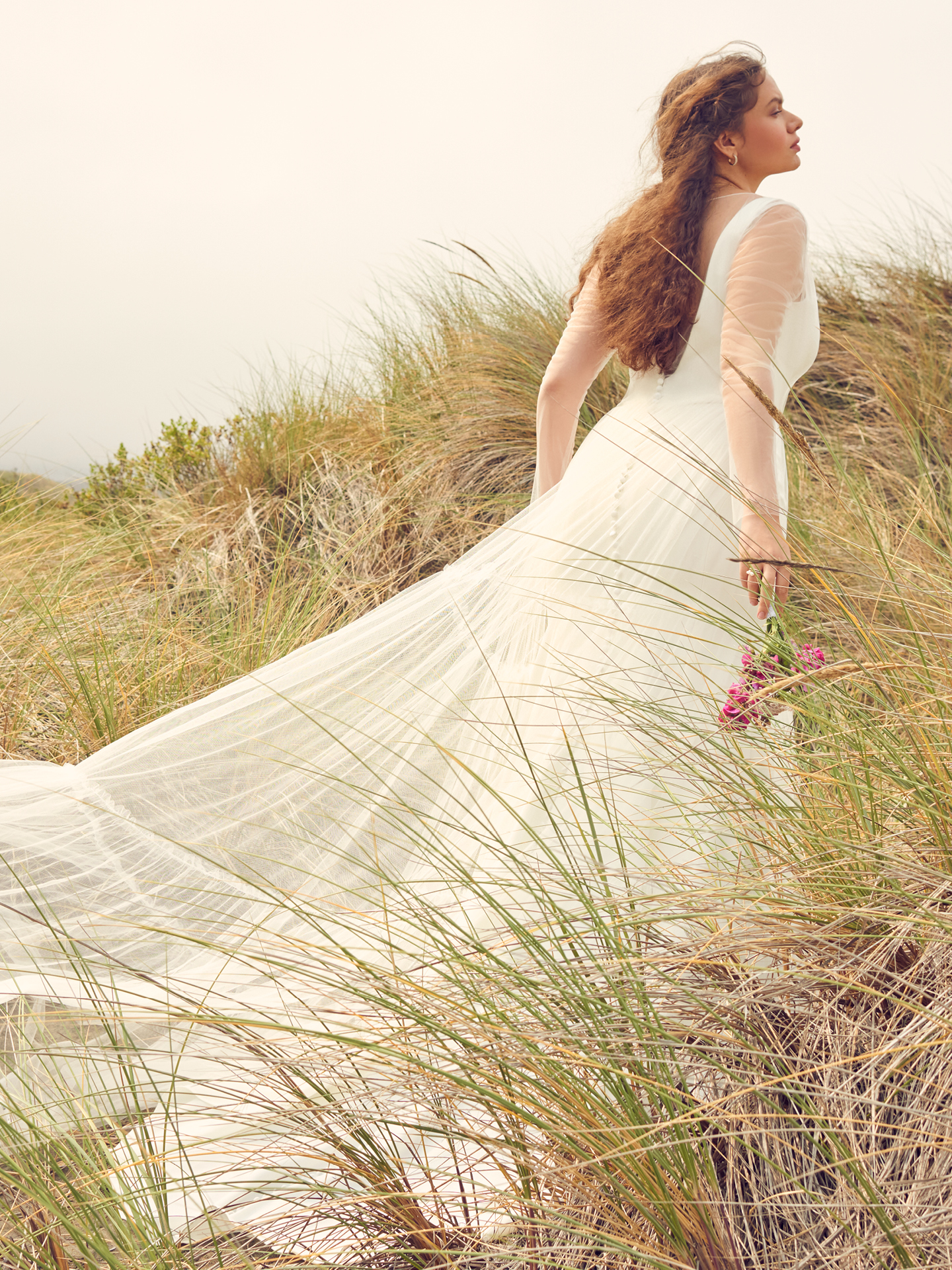 Mariée dans une veste de mariage à manches longues en tulle appelée Lana par Rebecca Ingram