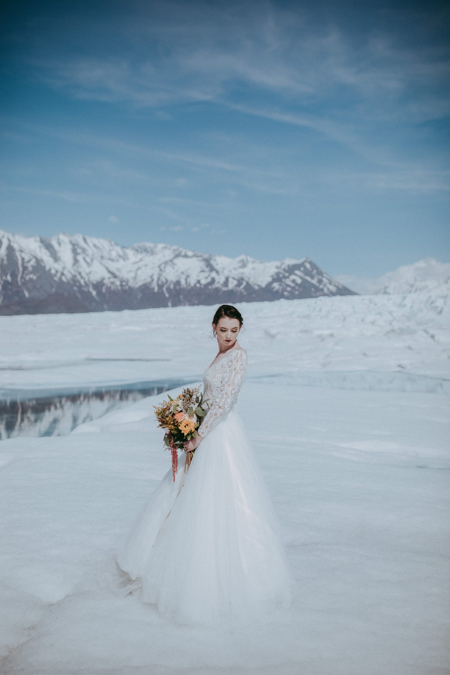 Photographie d'hiver de mariée exhibant une robe appelée Mallory Dawn par Maggie Sottero 